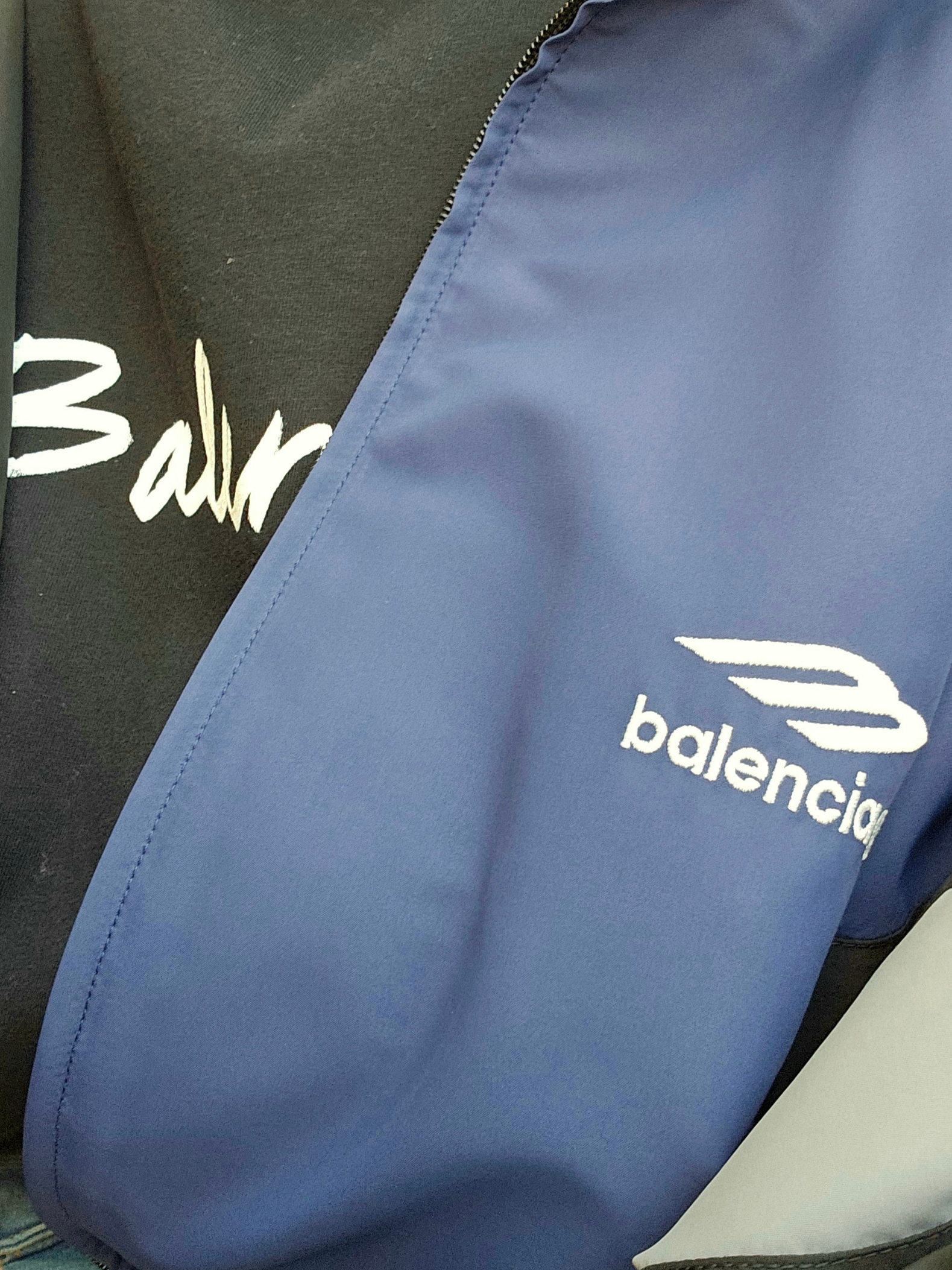 (W) Balenciaga Cargo Boyfriend Jeans Blue, Balenciaga 3XL Sneakers Grey White Red 착용 스타일 - 4