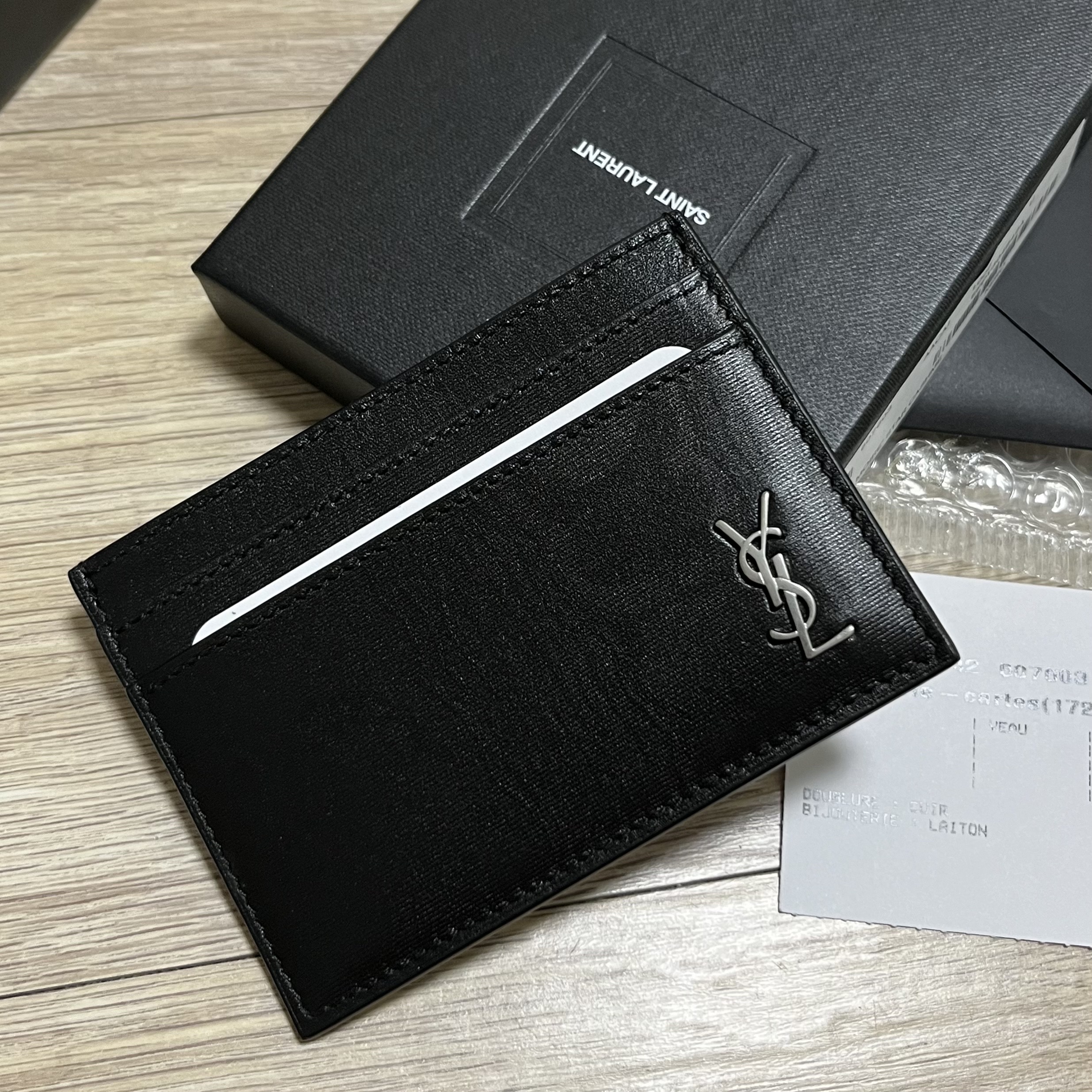 Saint Laurent Tiny Cassandre Monogram Card Case Black 착용 스타일