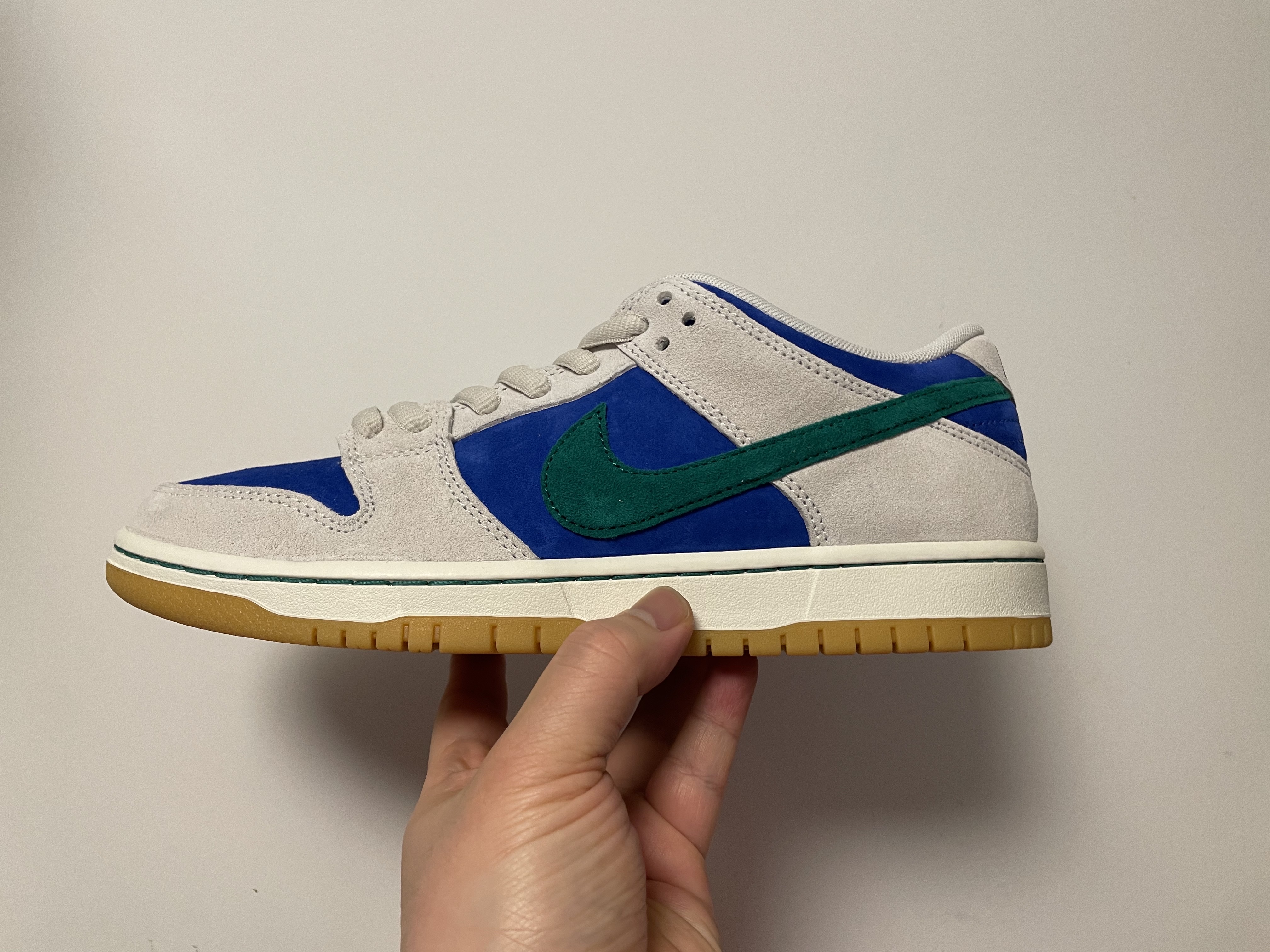 Nike SB Dunk Low Pro Phantom and Hyper Royal 착용 스타일 - 1