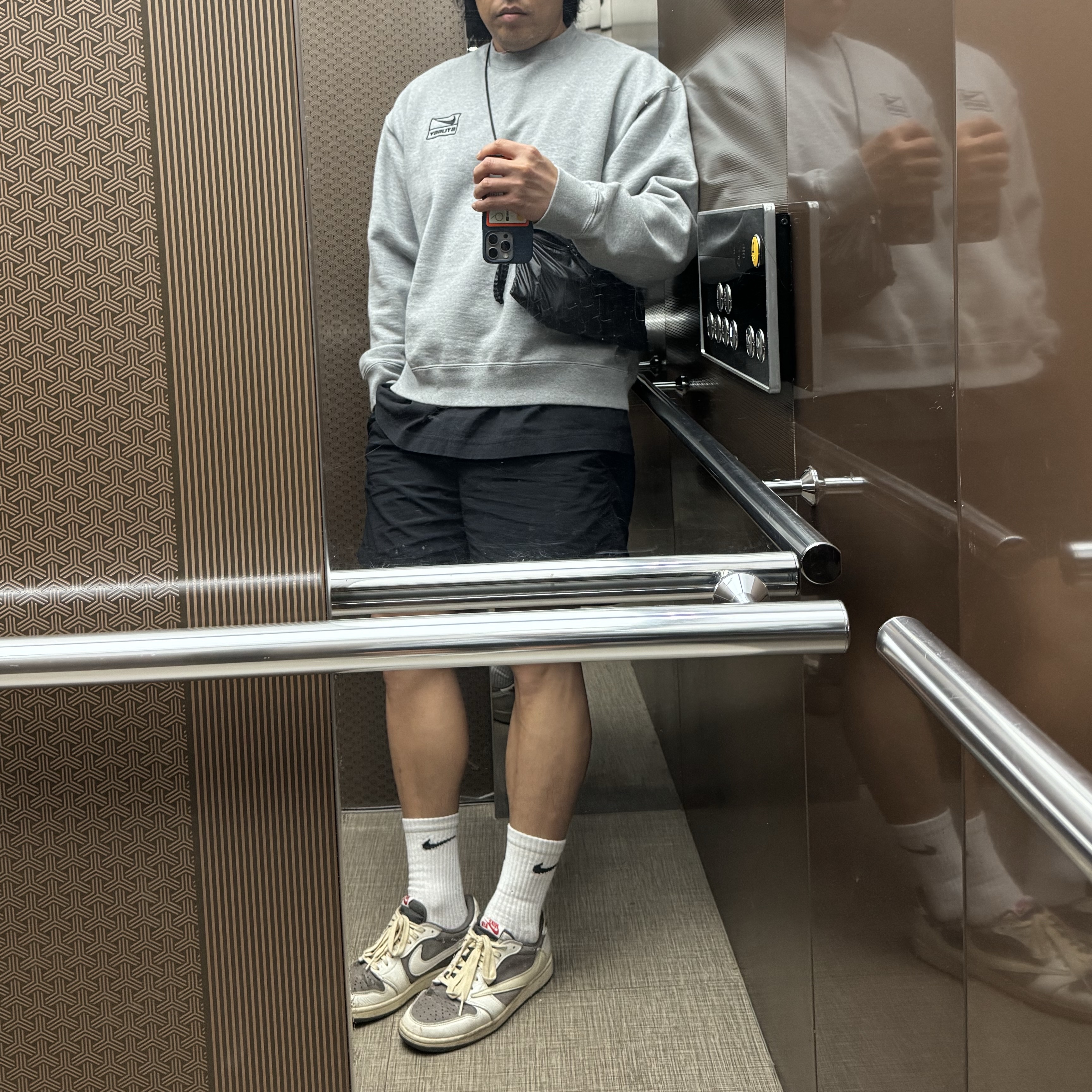 Nike x Stussy NRG Fleece Crewneck Dark Grey Heather (DO9337-063), Yeezy Gap Engineered By Balenciaga Dove No Seam T-Shirt Black 착용 스타일
