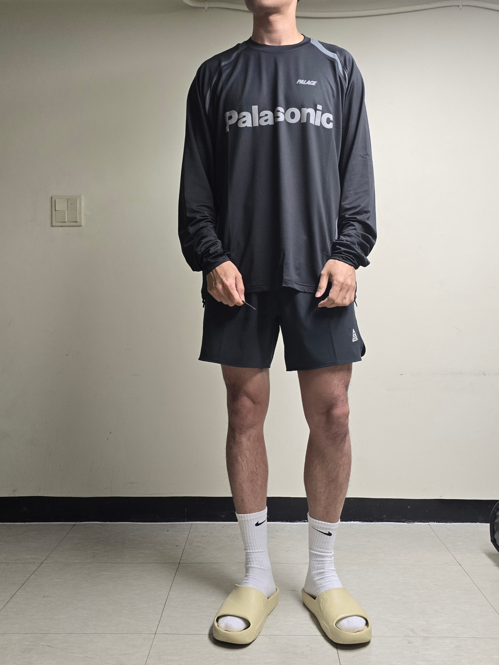 Palace Trail Runner Long Sleeve Black - 24SS, Nike ACG Dri-Fit New Sands Shorts Black - Asia 착용 스타일 - 3