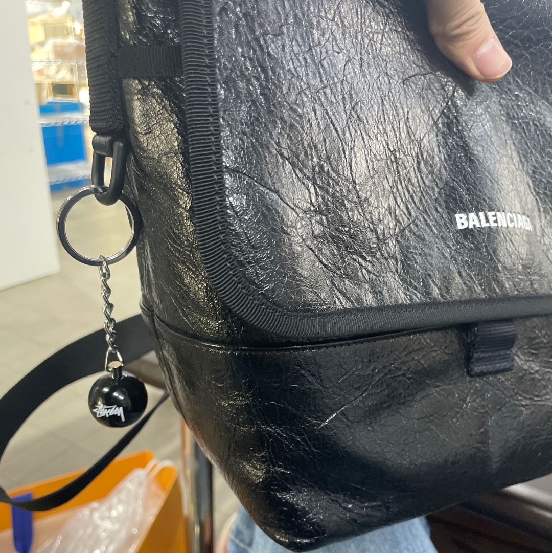 Stussy 8 Ball Keychain Black, Balenciaga Explorer Small Messenger Bag Black 착용 스타일 - 1