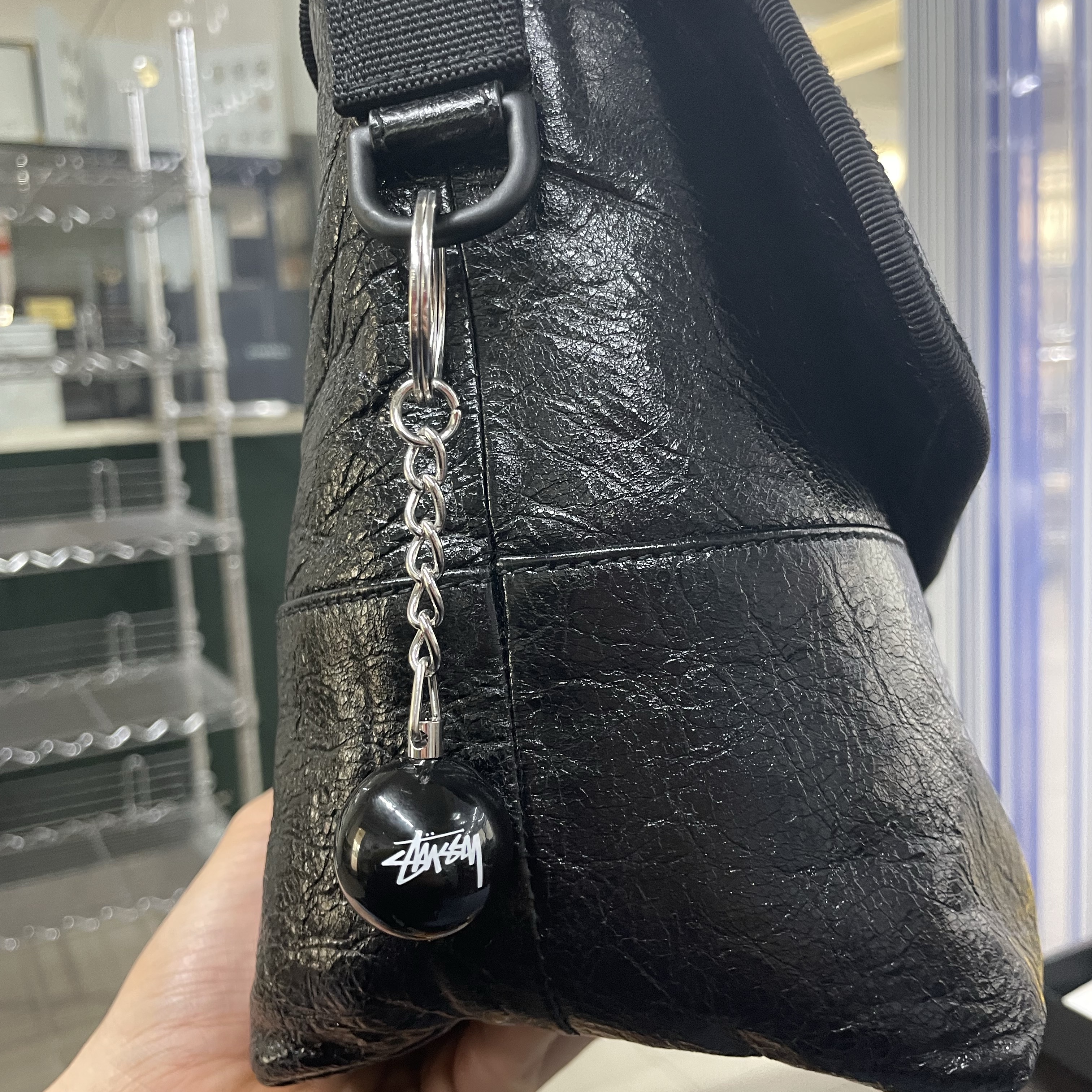 Stussy 8 Ball Keychain Black, Balenciaga Explorer Small Messenger Bag Black 착용 스타일 - 2