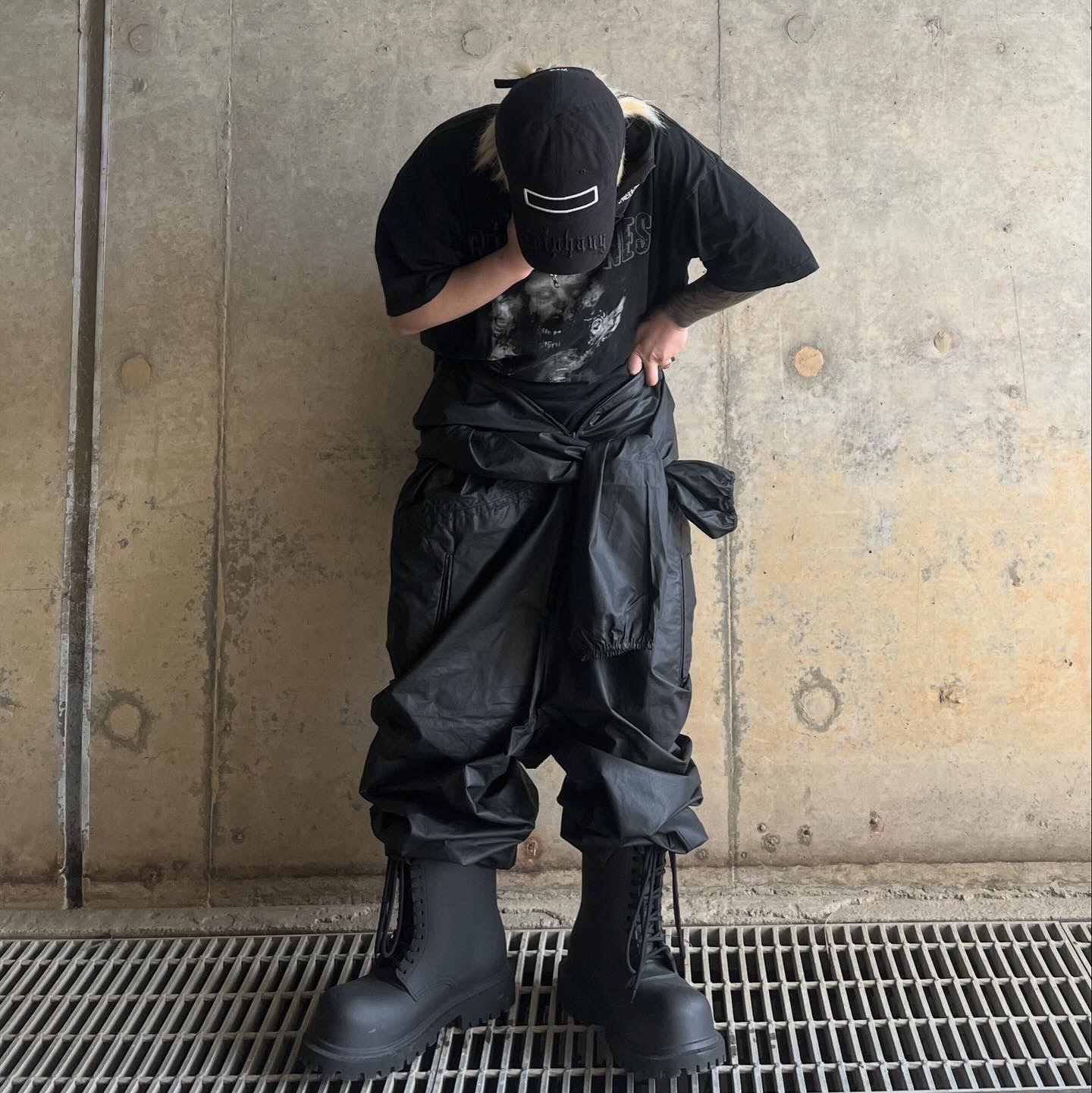 Balenciaga XL Army Boots Full Eva Black, Yeezy Gap Engineered By Balenciaga Coated Cotton Overalls Black 착용 스타일 - 1
