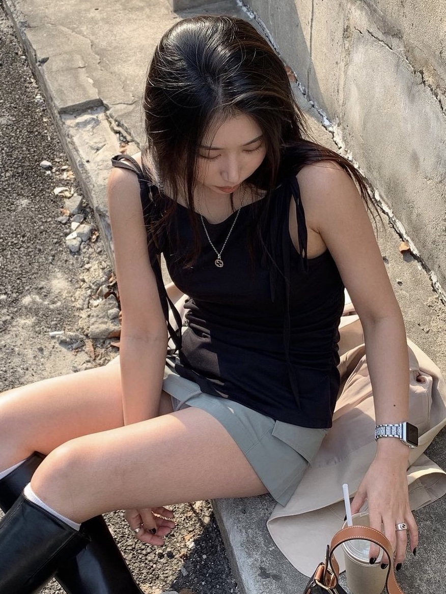 Yunse Women Olive Sleeveless Top Black 착용 스타일 - 4