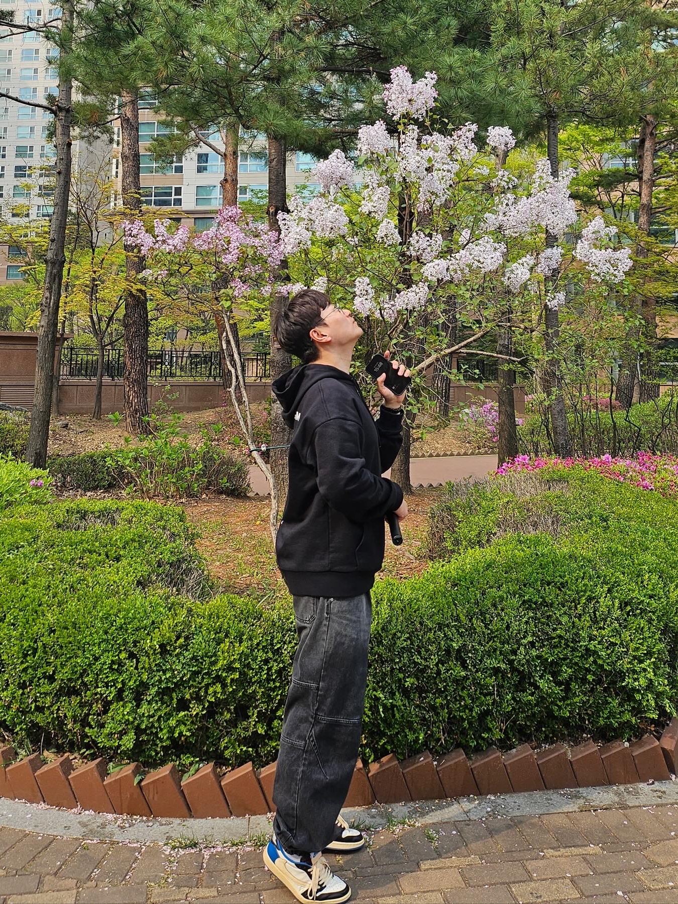 Wooyoungmi Flower Print Back Logo Hoodie Black - 22SS, Jordan 1 x Travis Scott x Fragment Retro Low OG SP Military Blue 착용 스타일 - 3