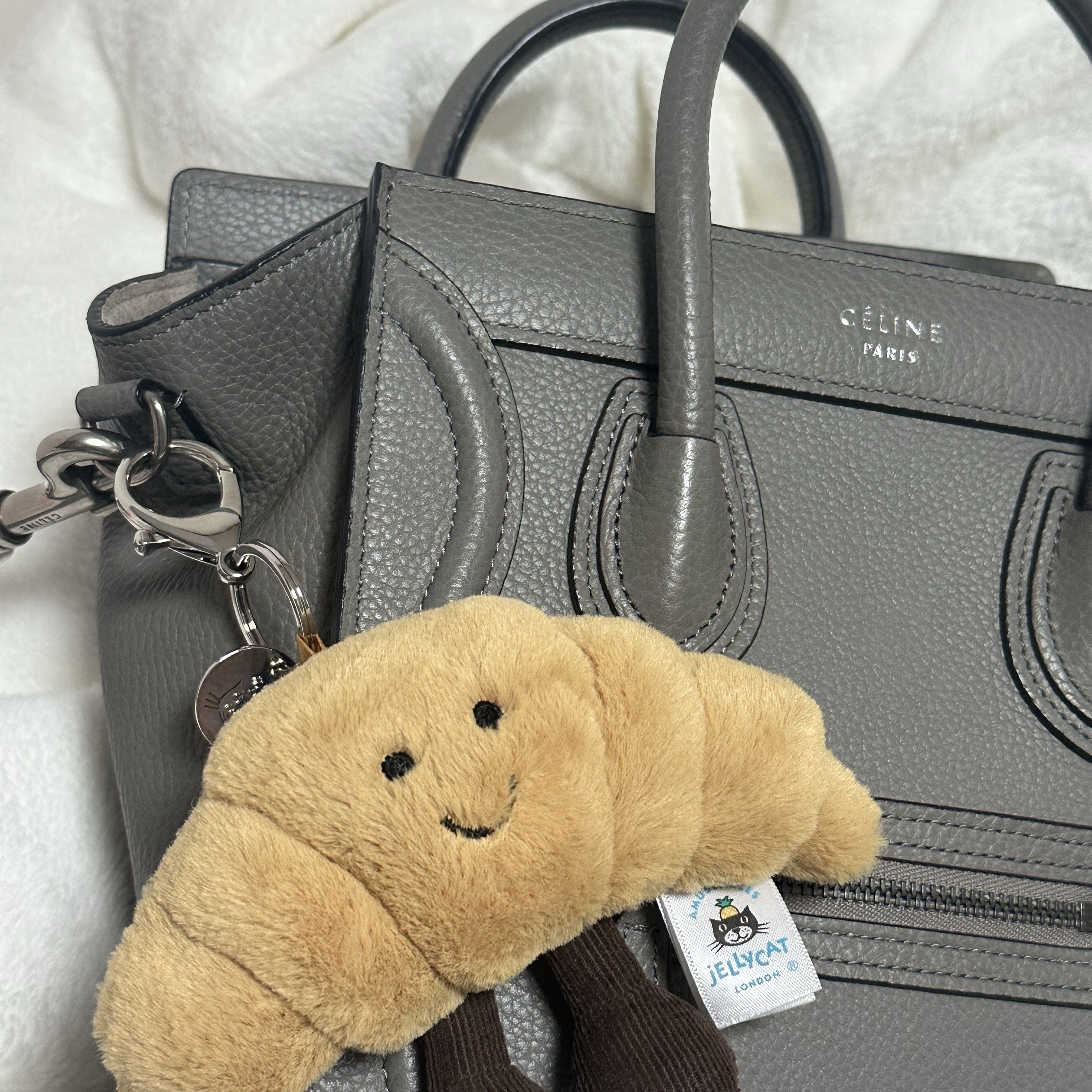Jellycat Amuseable Croissant Bag Charm Brown 착용 스타일