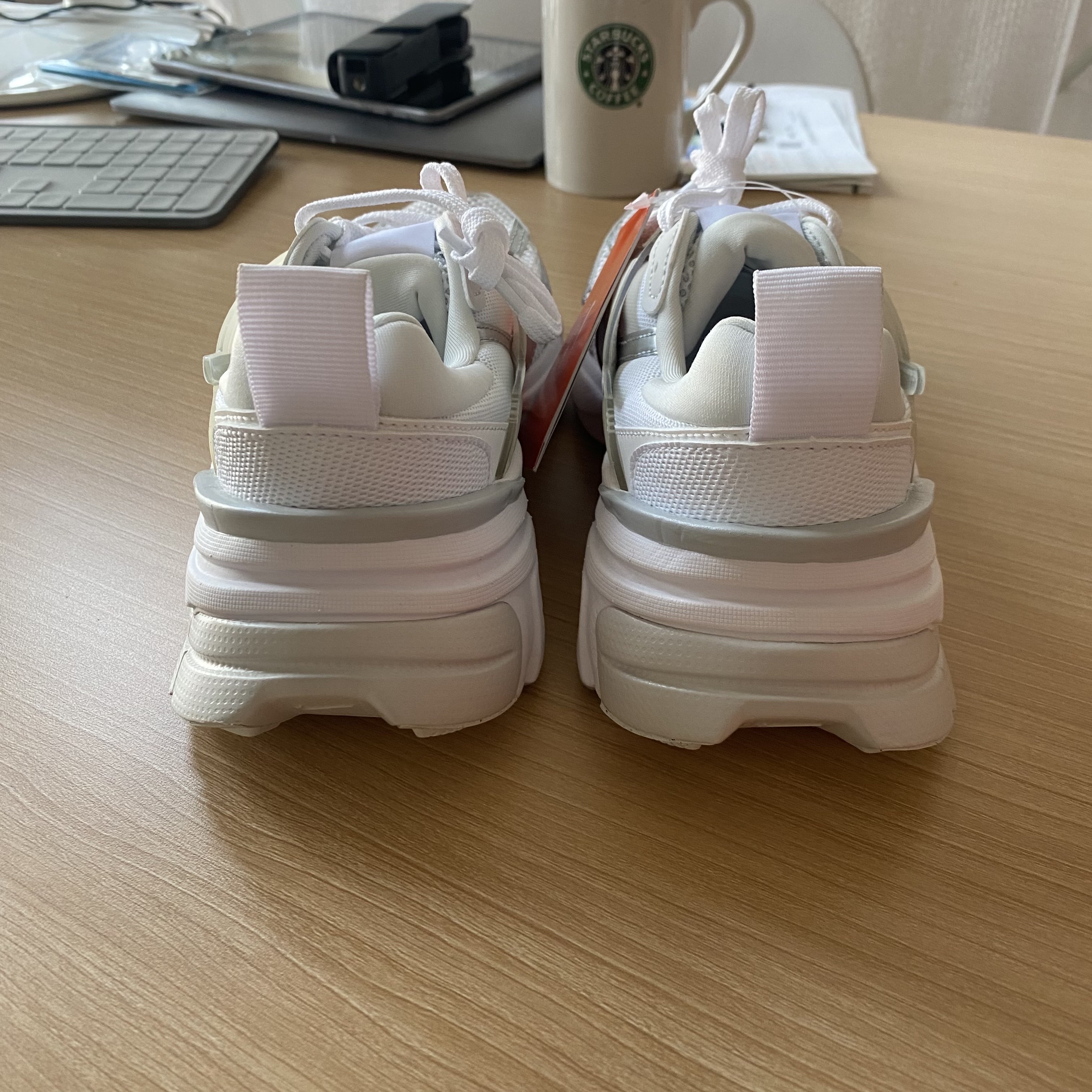 Nike V2K Run Metallic Silver White 착용 스타일 - 4