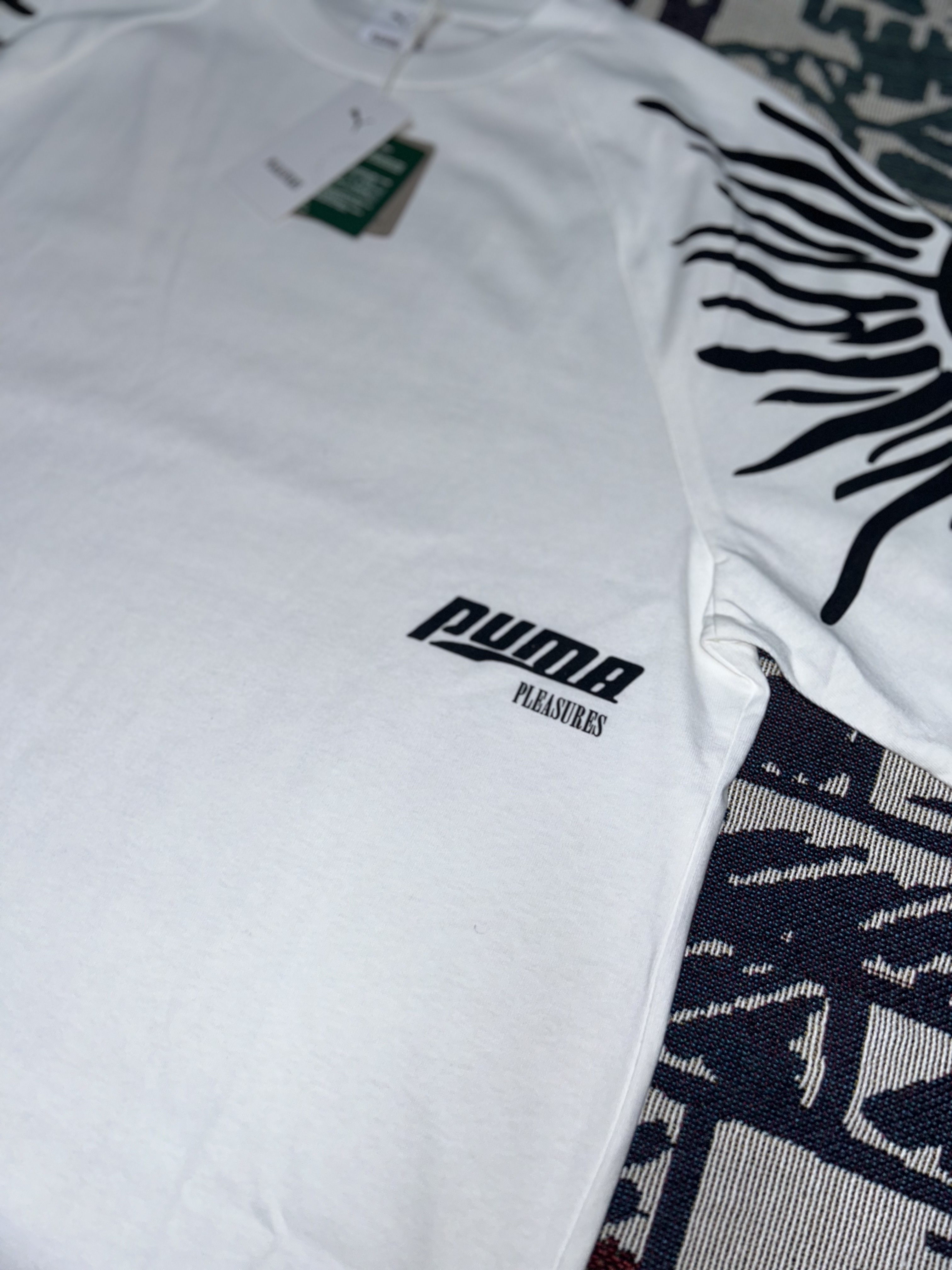 Puma x Pleasures Sun Graphic T-shirt White 착용 스타일 - 1