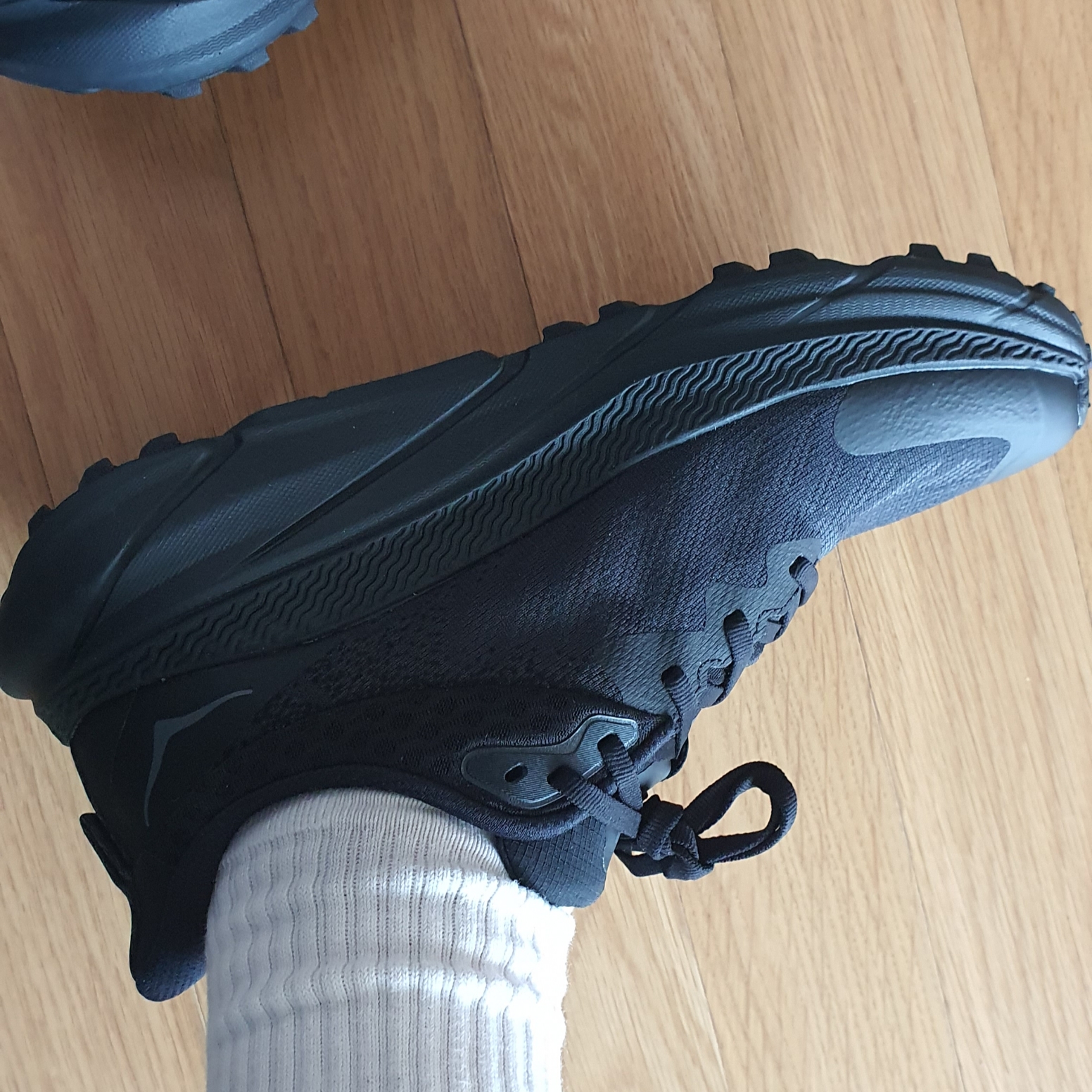 Hoka Challenger 7 Gore-Tex Black 착용 스타일 - 2