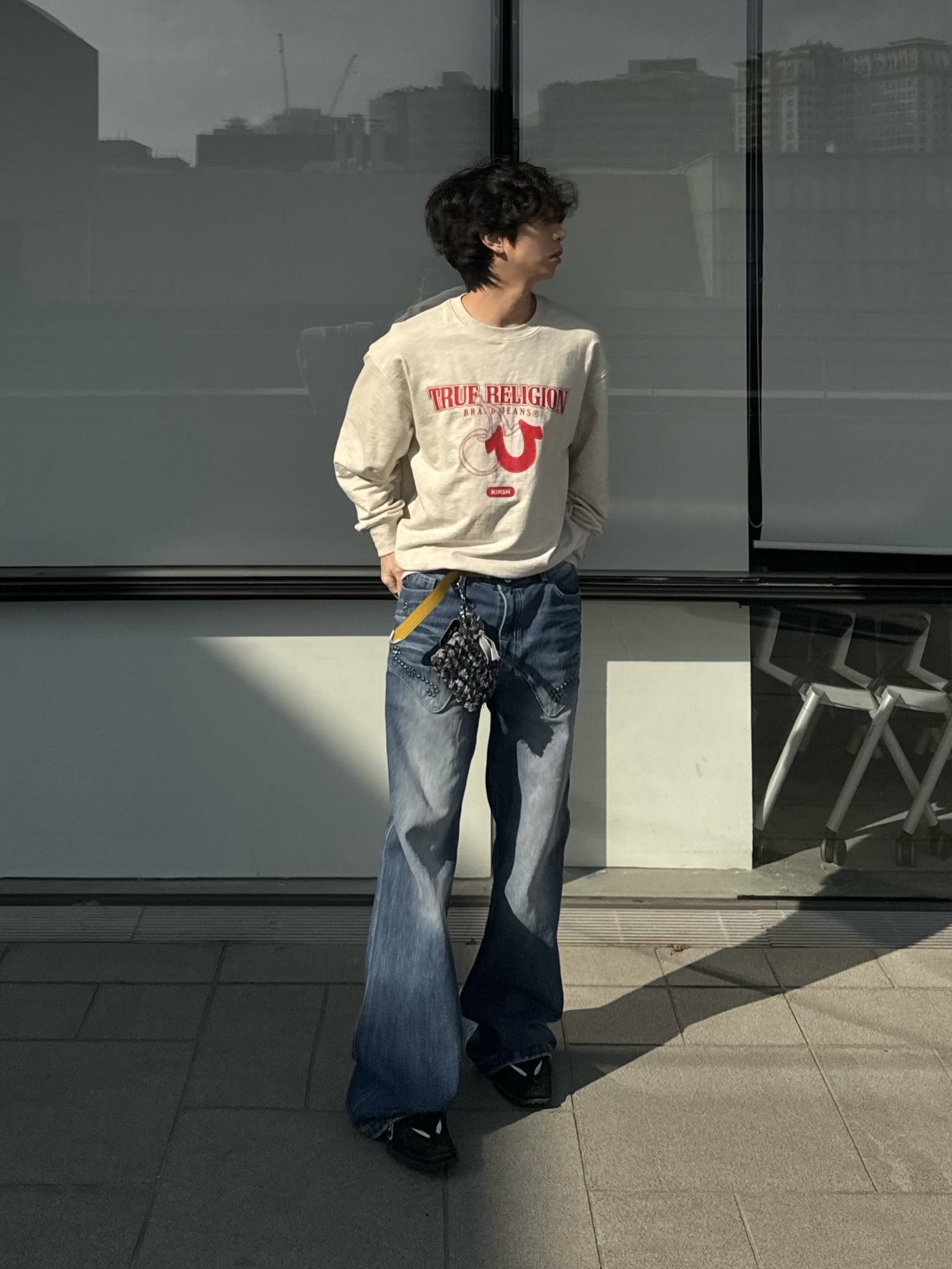 Nike x Martine Rose Shox MR4 Black, True Religion x KIRSH Logo Graphic Sweatshirt Oatmeal 착용 스타일 - 4