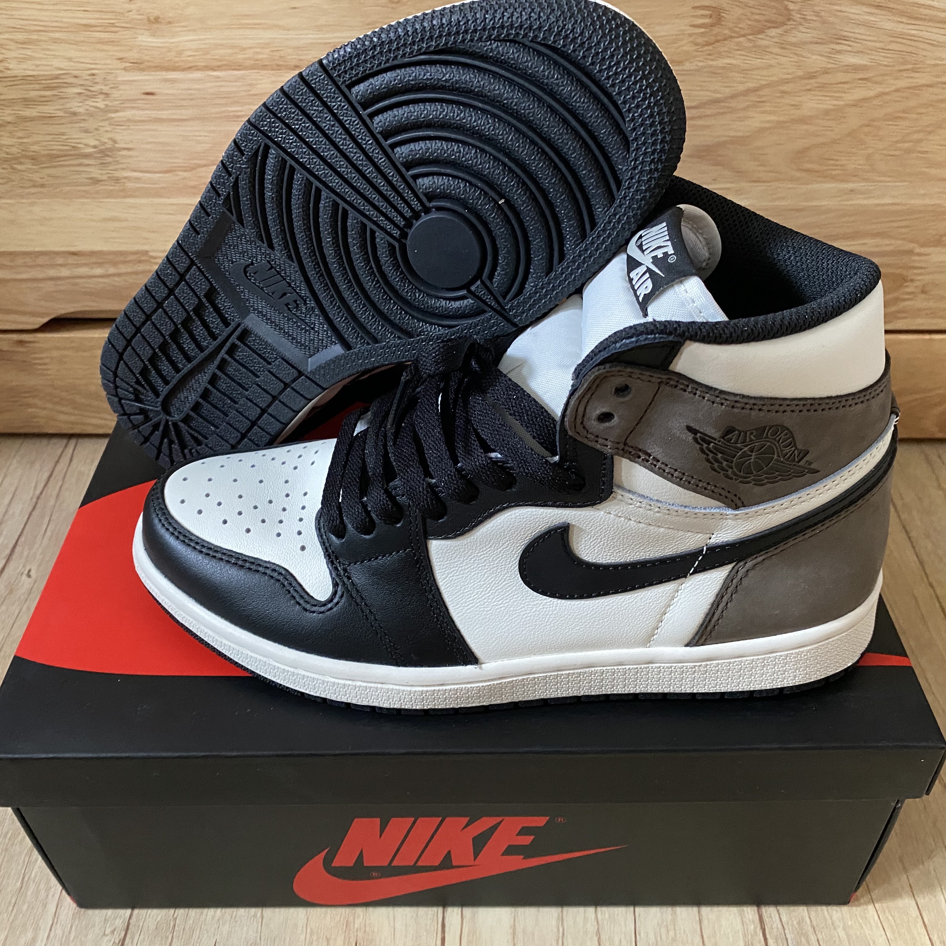 Jordan 1 Retro High OG Black Mocha 착용 스타일 - 2