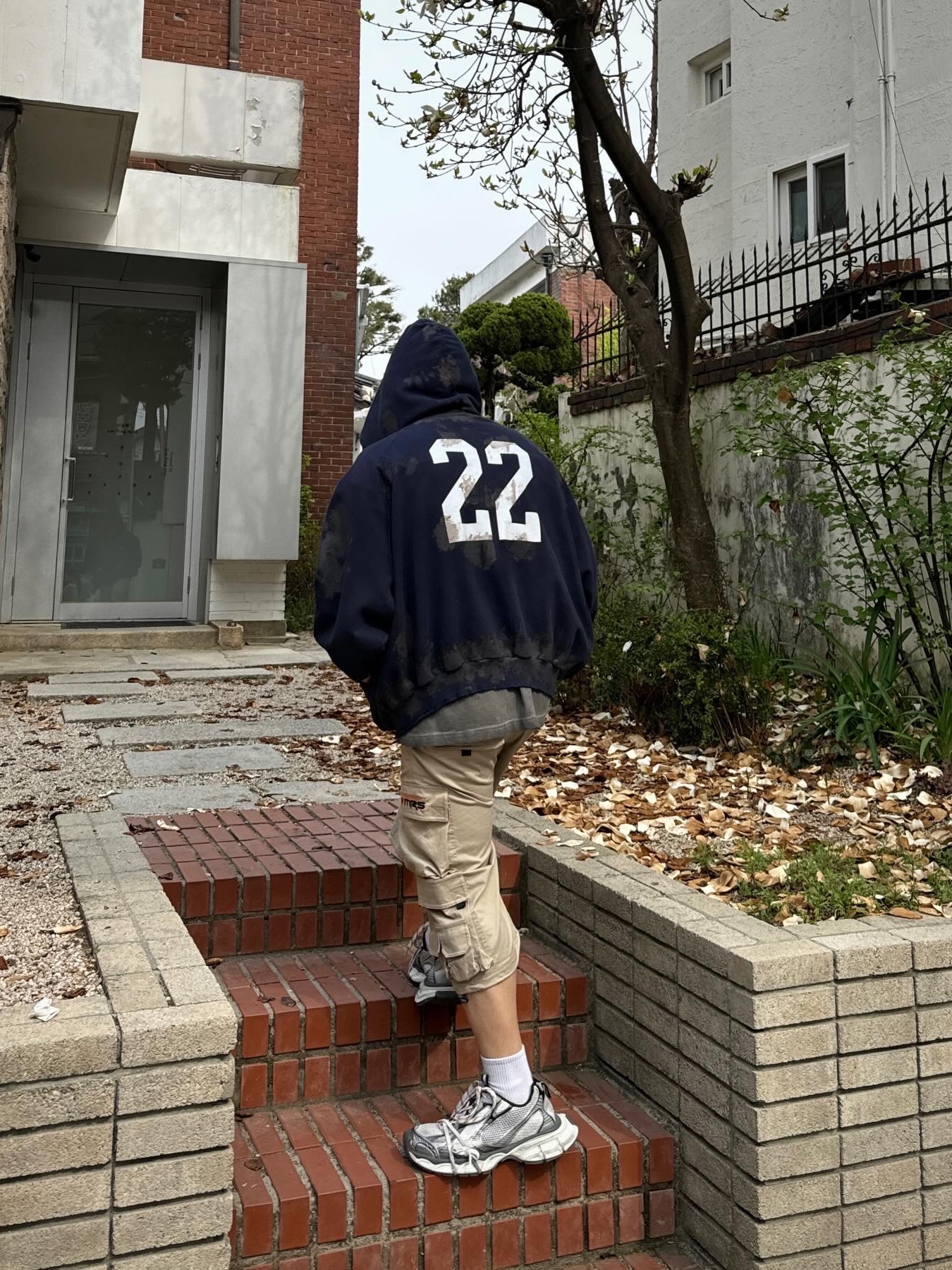 Balenciaga 3XL Sneakers Grey White Red, Balenciaga Paris Logo 22 Zip-Up Hoodie Dark Navy 착용 스타일 - 2