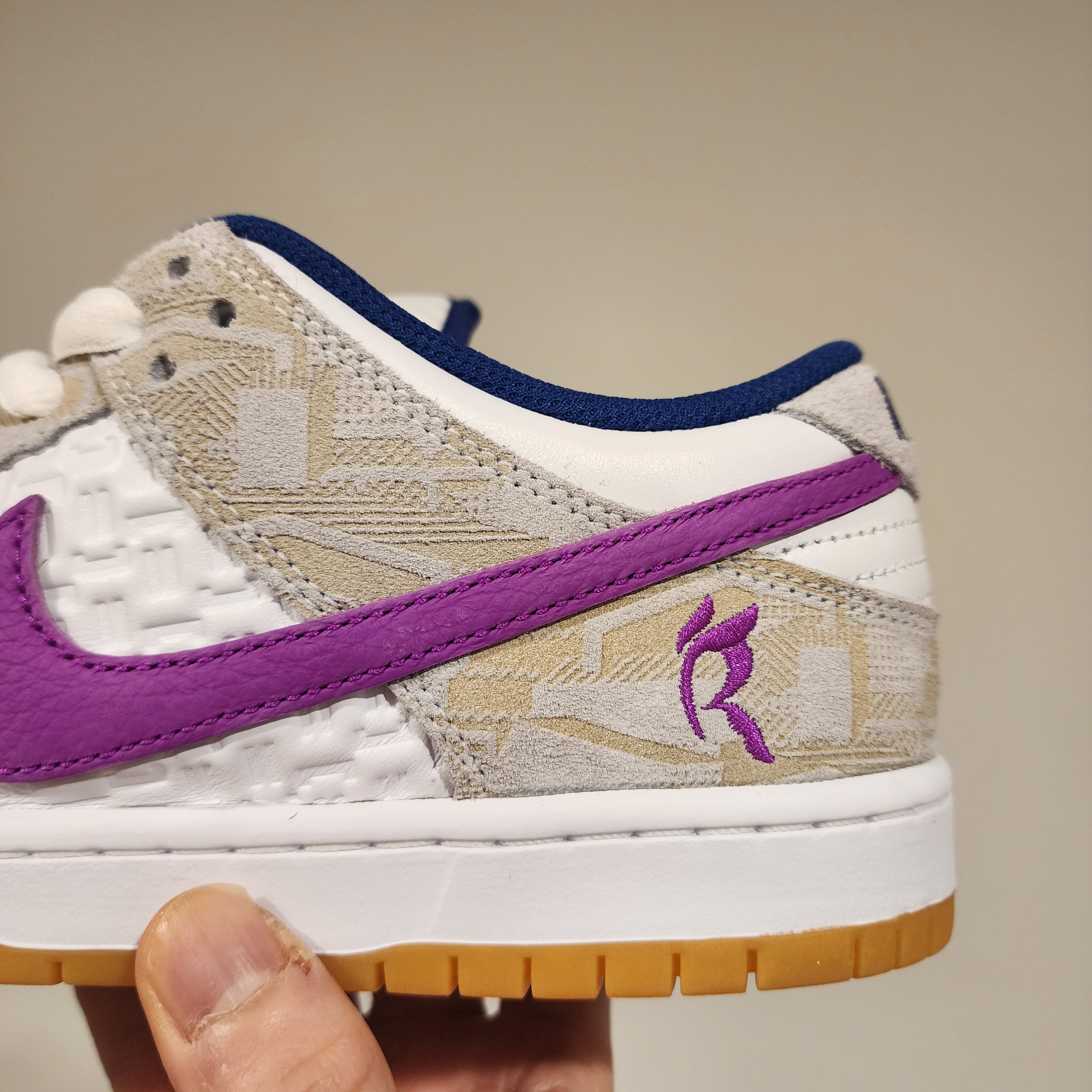 Nike x Rayssa Leal SB Dunk Low PRM Pure Platinum Vivid Purple 착용 스타일 - 3