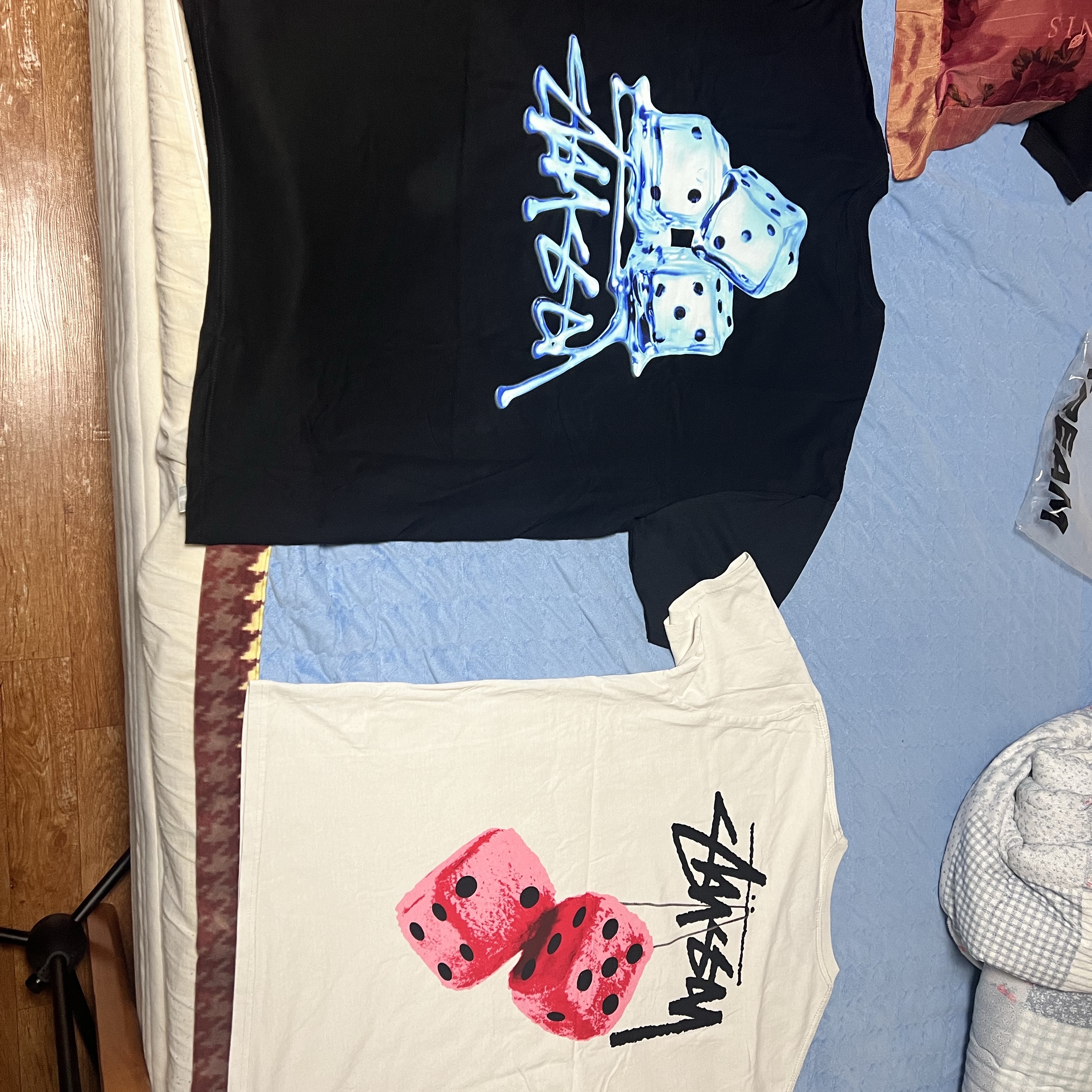 Stussy Fuzzy Dice T-Shirt White, Stussy Melted T-Shirt Black 착용 스타일 - 1