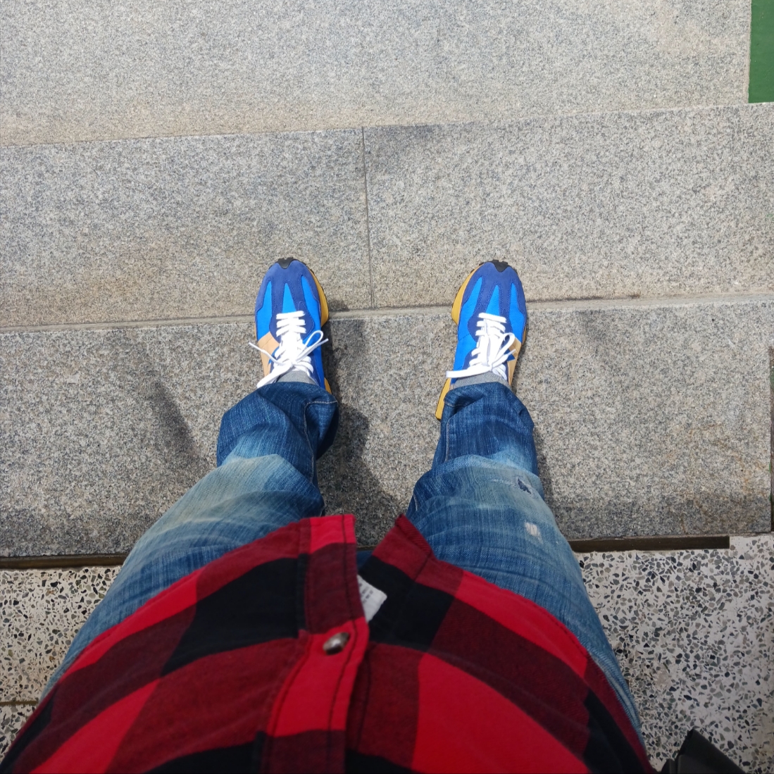 New Balance 327 Blue 착용 스타일 - 1
