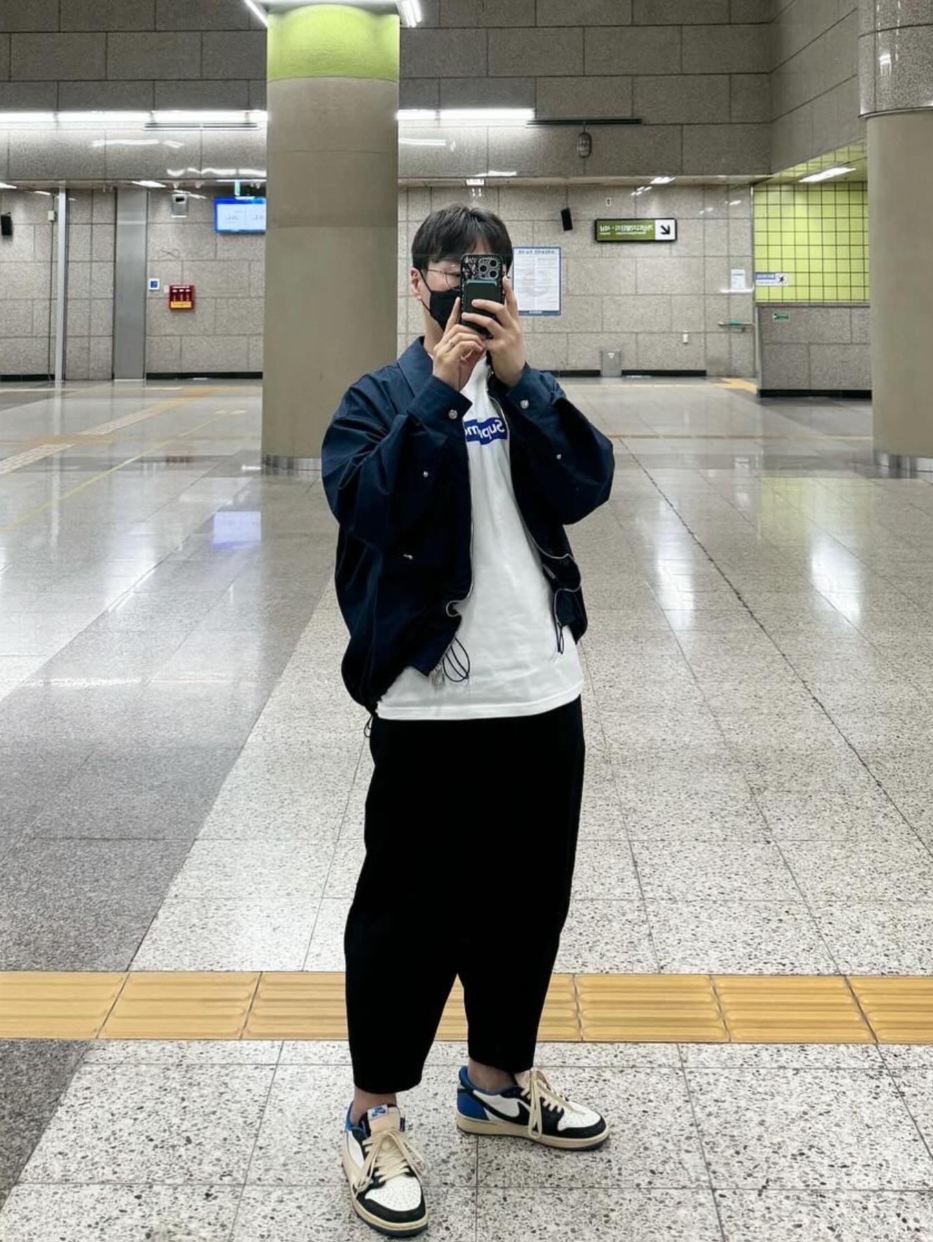 Supreme Seoul Box Logo T-Shirt White - 23FW, Jordan 1 x Travis Scott x Fragment Retro Low OG SP Military Blue 착용 스타일 - 1