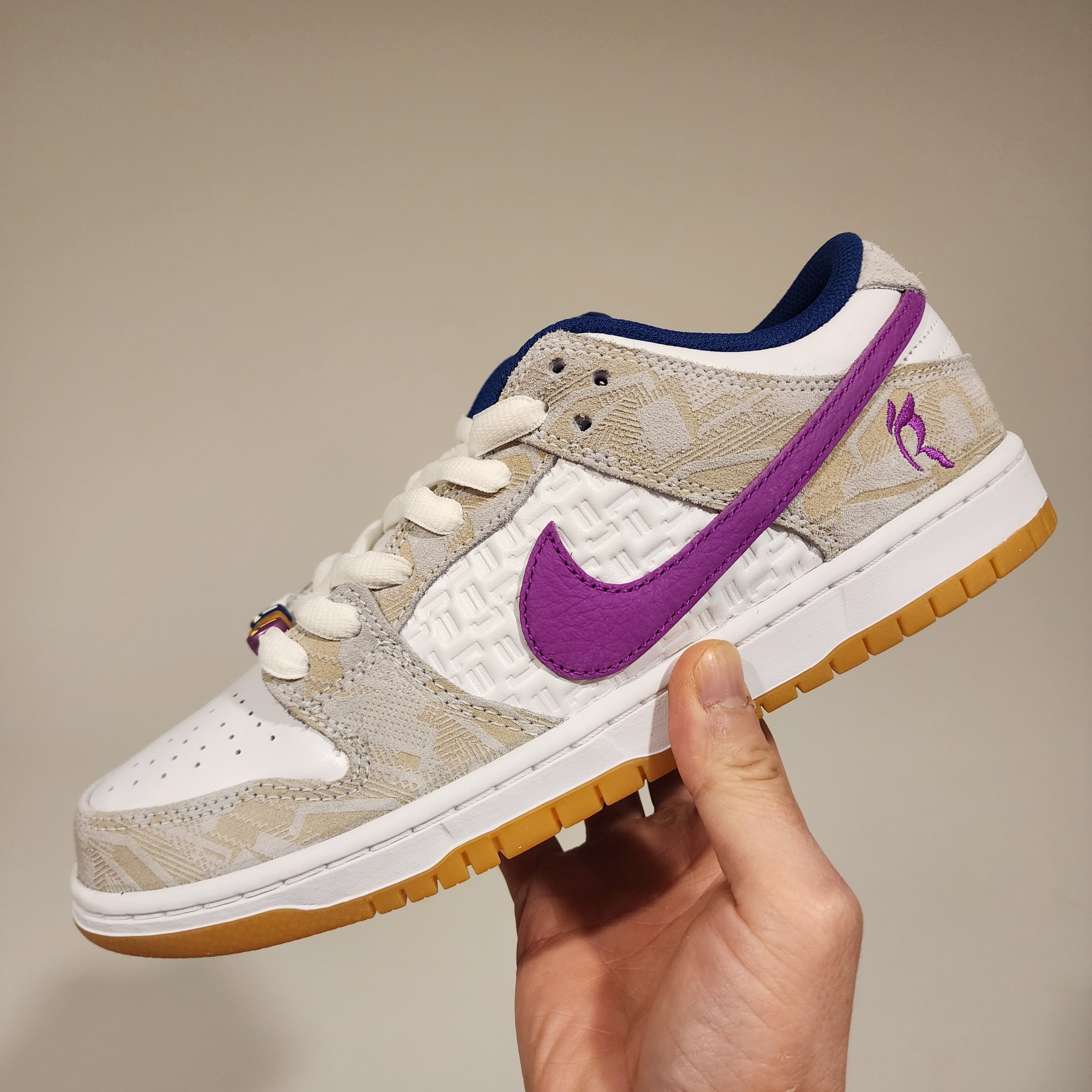 Nike x Rayssa Leal SB Dunk Low PRM Pure Platinum Vivid Purple 착용 스타일 - 1