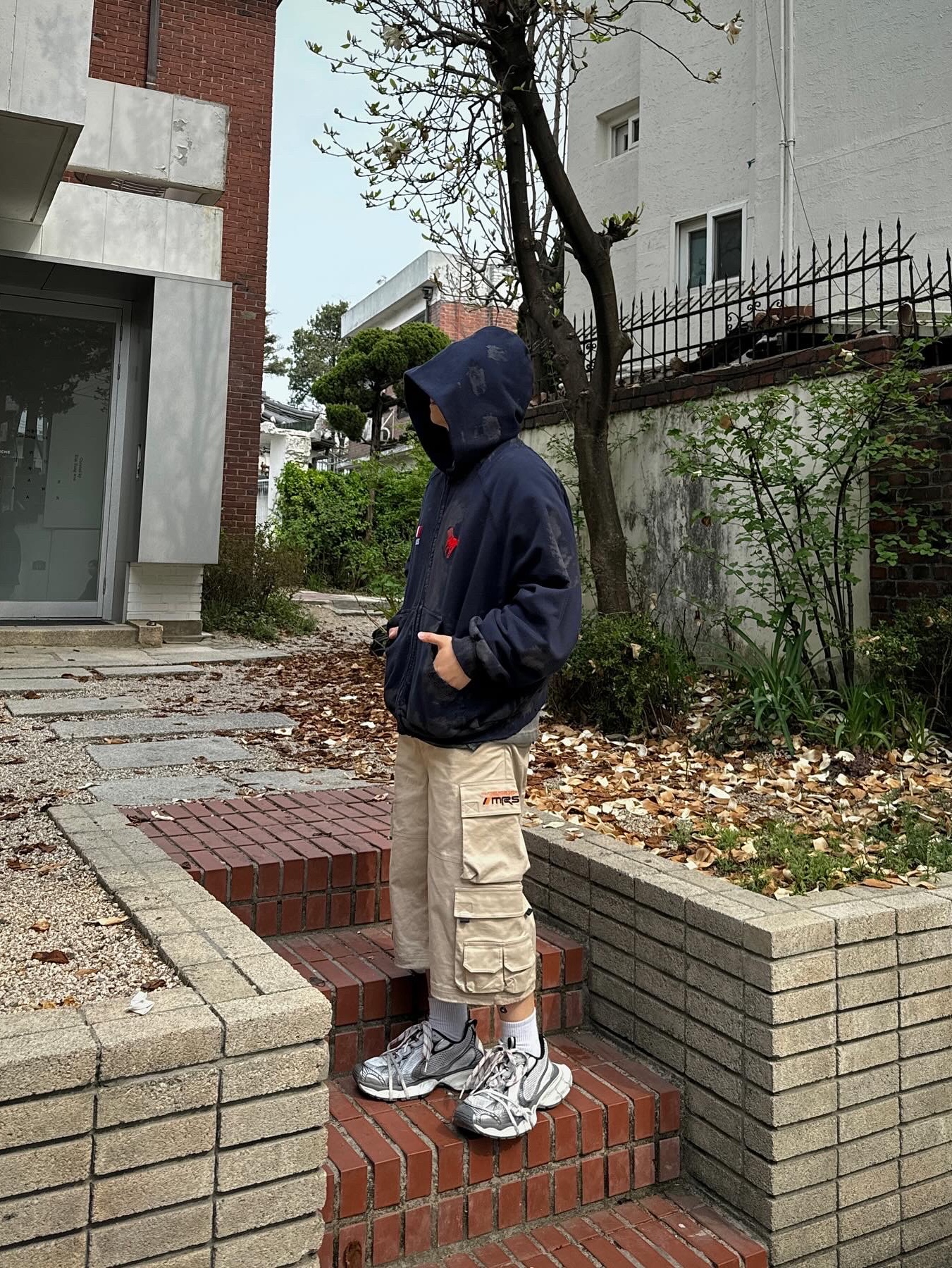 Balenciaga 3XL Sneakers Grey White Red, Balenciaga Paris Logo 22 Zip-Up Hoodie Dark Navy 착용 스타일 - 1