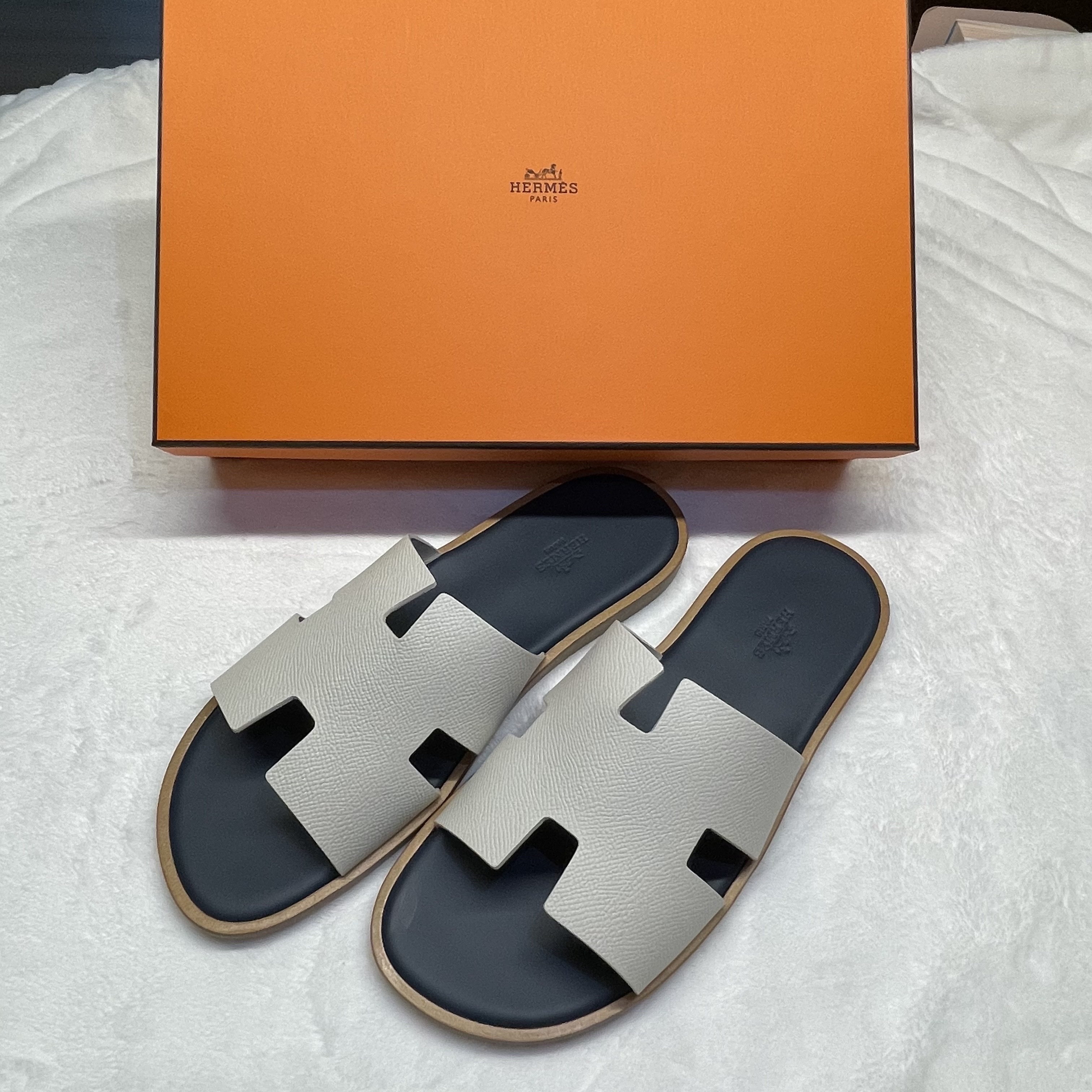 Hermes Izmir Sandal Epsom & Blanc De Paris Bleu Celeste 착용 스타일 - 1