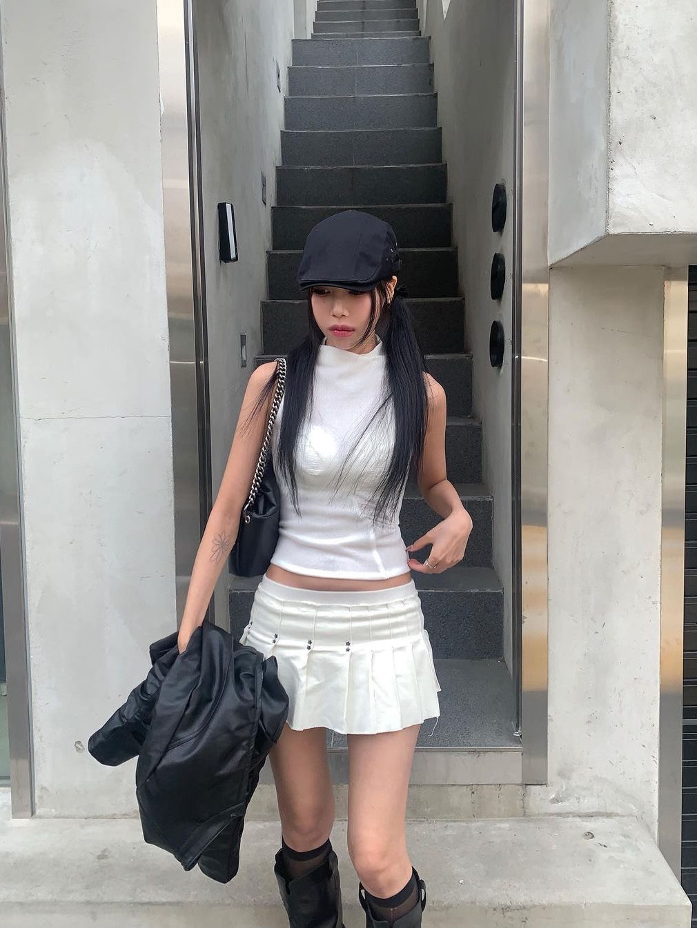 [KREAM 단독] Bonnae Women Spiral sleeveless top Black 착용 스타일