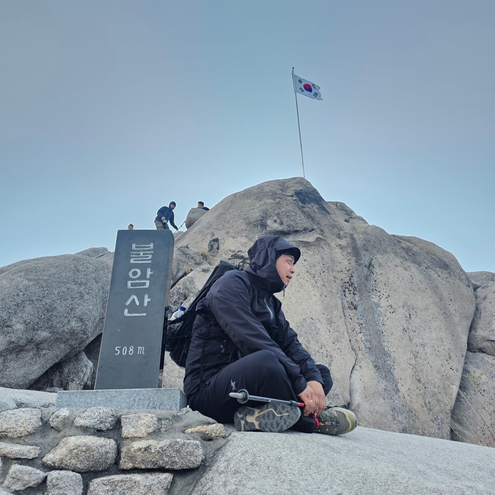 Arc'teryx Beta LT Jacket Black, Salomon XT-6 GTX Olive Night 착용 스타일