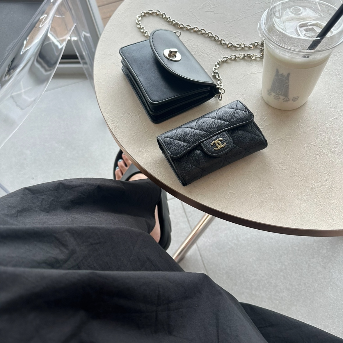 Chanel Classic Card Holder Grained Calfskin & Gold Black 착용 스타일 - 3