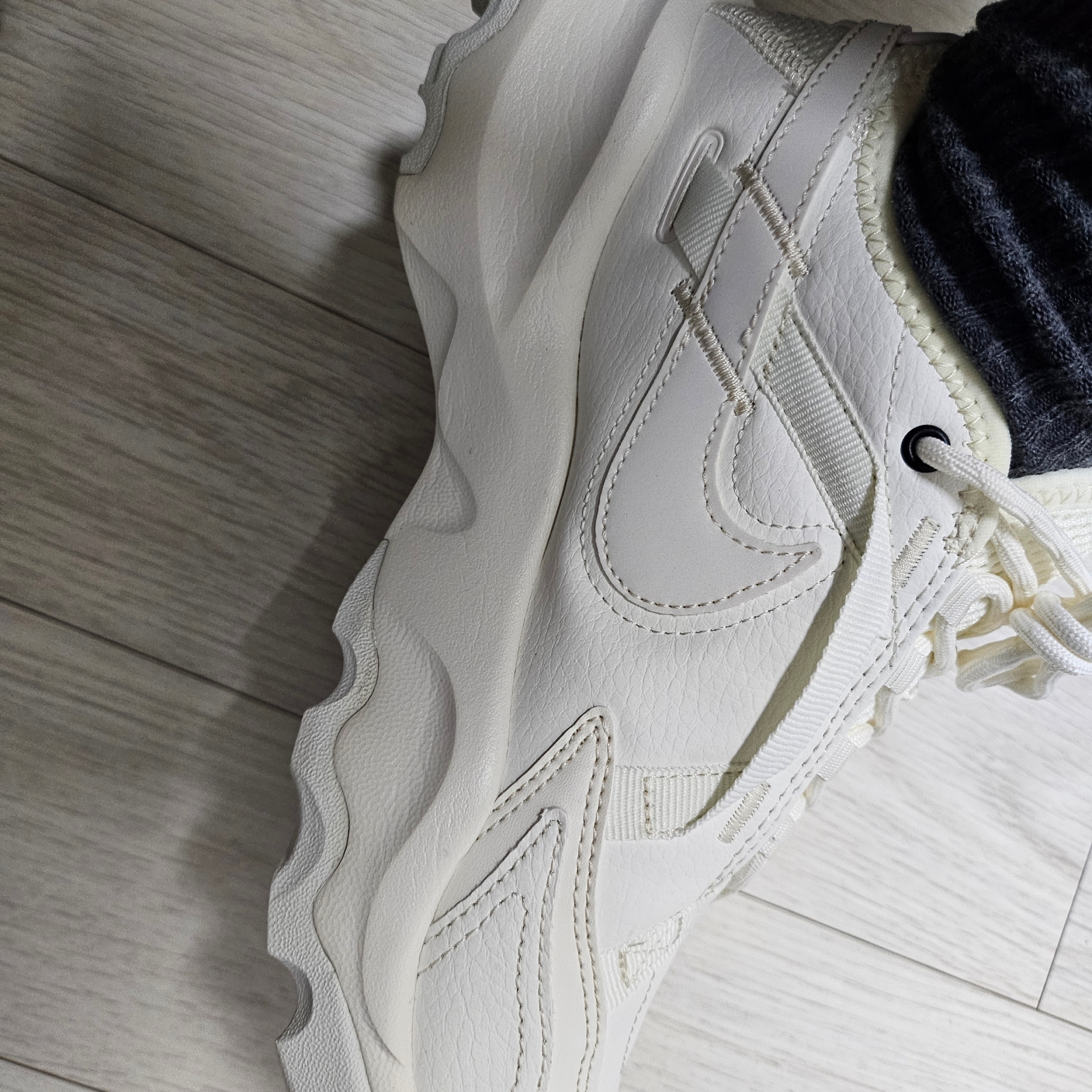 (W) Nike TC 7900 Summit White 착용 스타일 - 2