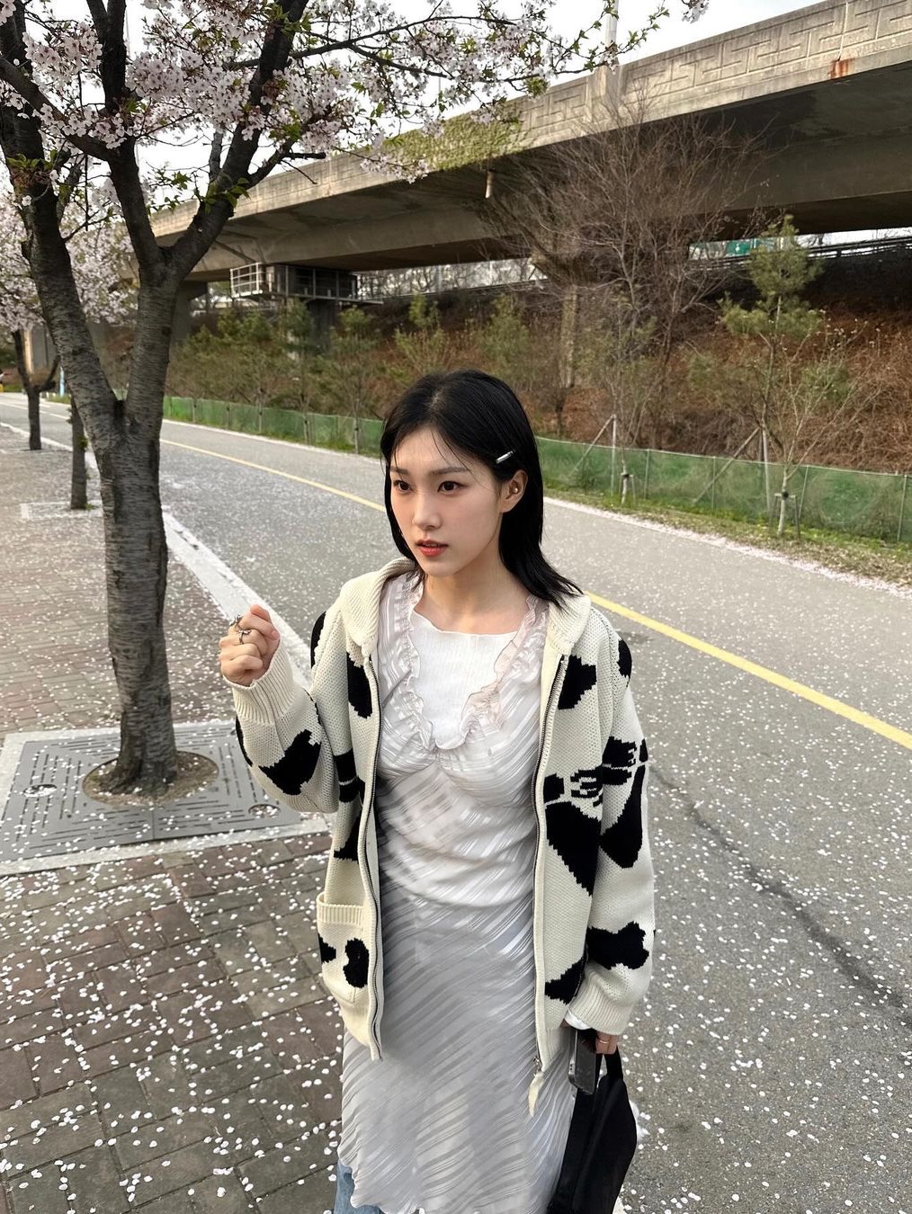 Nieeh Ribbon Zipup Sweater Ivory, Nieeh Ribbon Zipup Sweater Black 착용 스타일