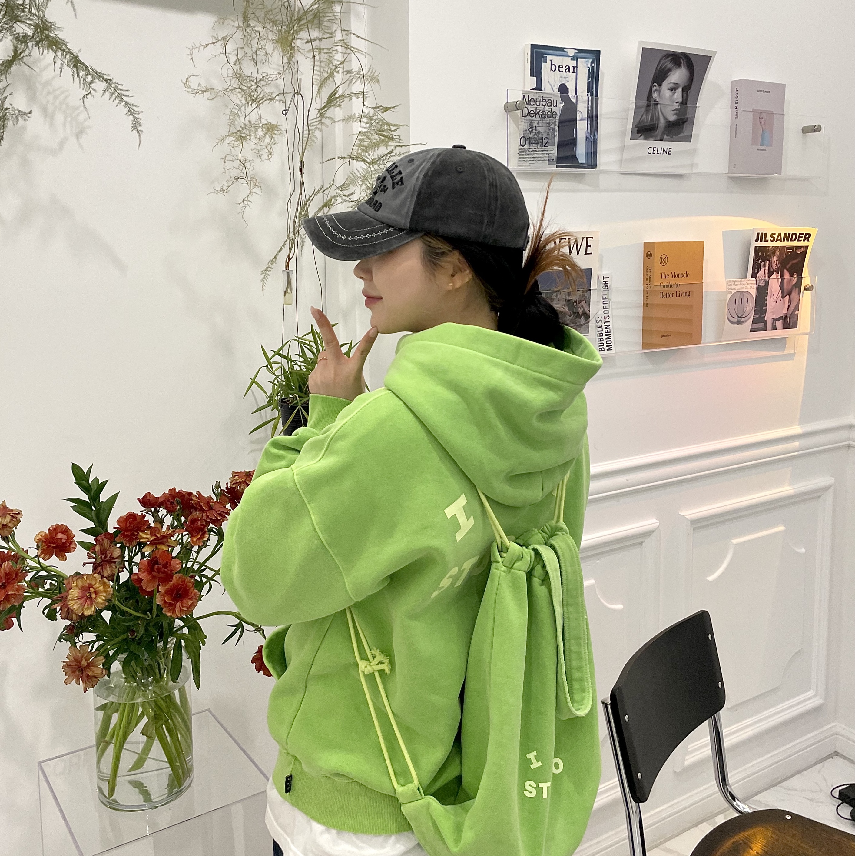 IAB Studio Pigment Hoodie & Sack Apple Green 착용 스타일 - 3