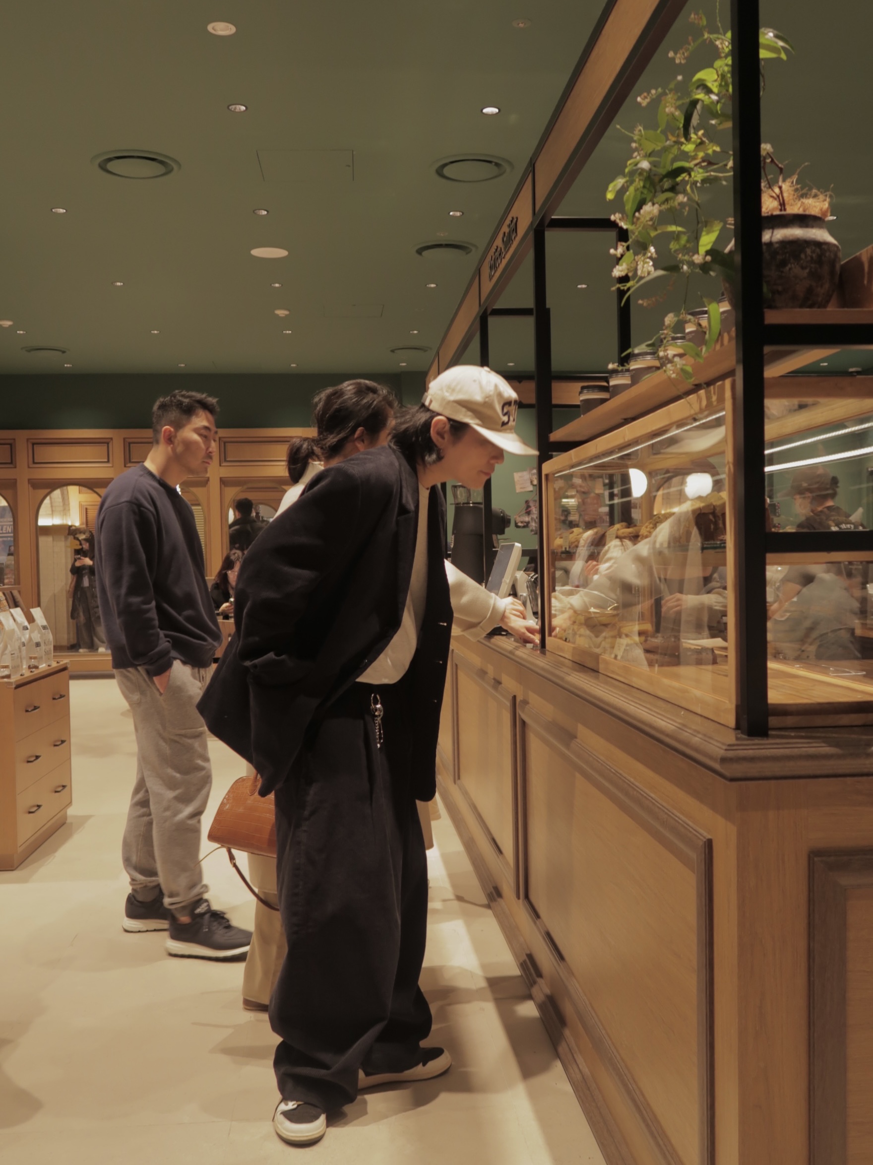 Stussy Stu Arch Strapback Cap Khaki, (W) Jordan 1 x Travis Scott Retro Low OG SP Medium Olive 착용 스타일 - 4