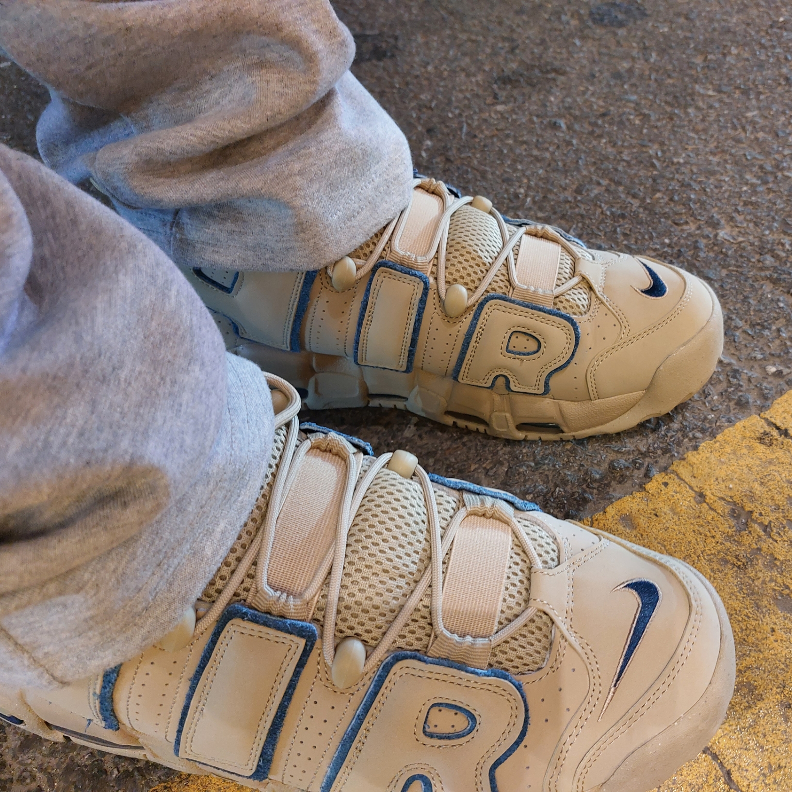 Nike Air More Uptempo Limestone and Valerian Blue 착용 스타일 - 3
