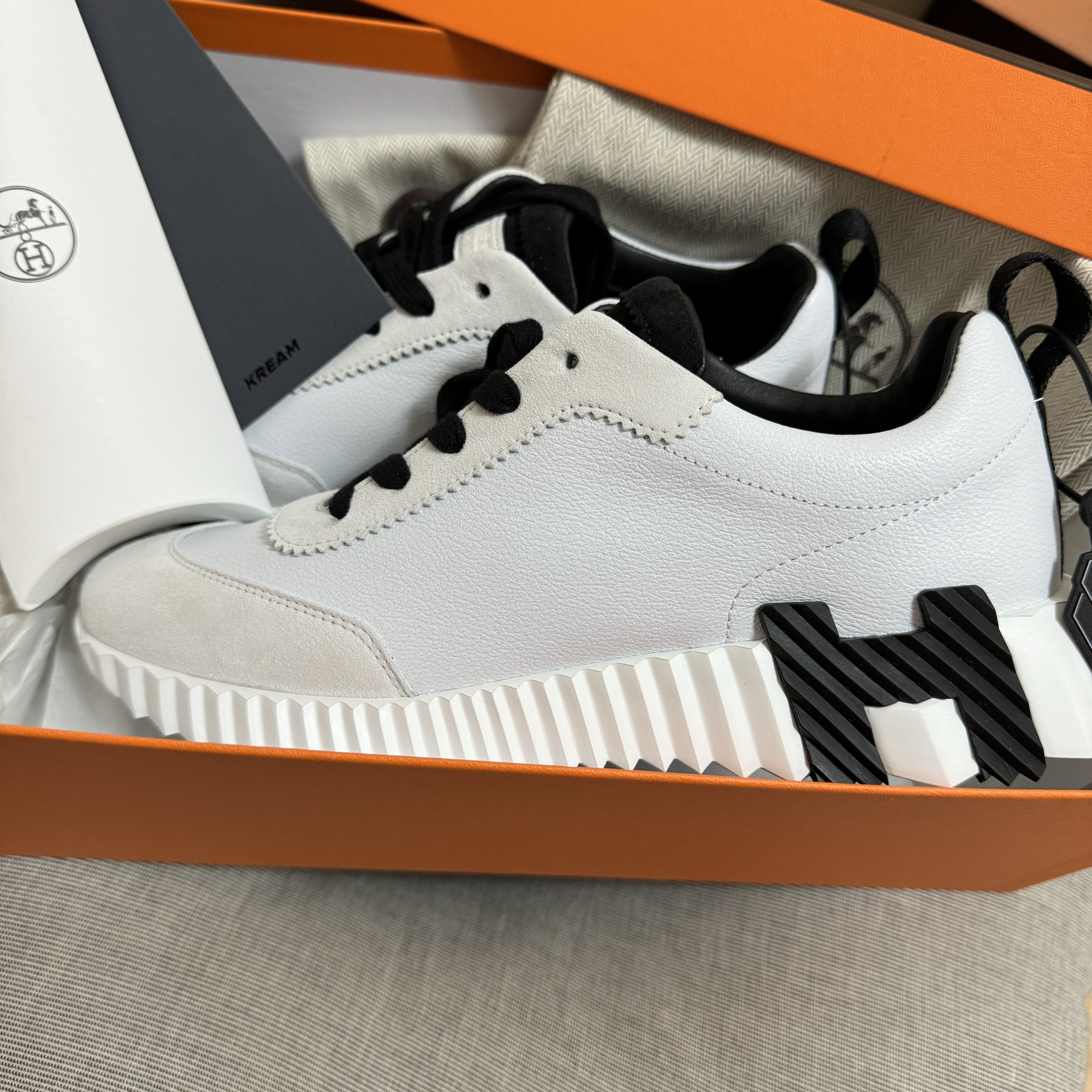 (W) Hermes Bouncing Sneakers Sport Suede Goatskin & Blanc Noir 착용 스타일 - 1