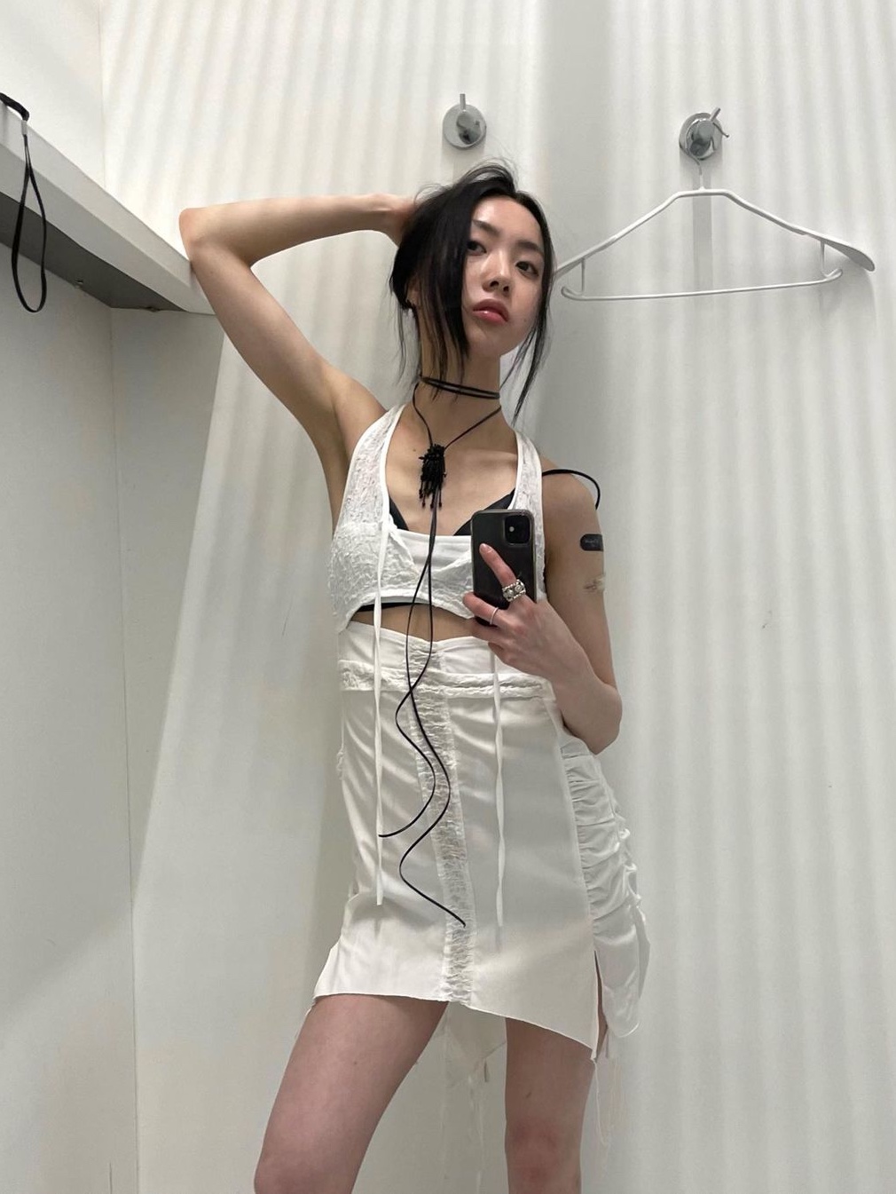 [KREAM 단독] Bonnae Women Cross Cut Out Dress Black, [KREAM 단독] Bonnae Women Cross Cut Out Dress White 착용 스타일
