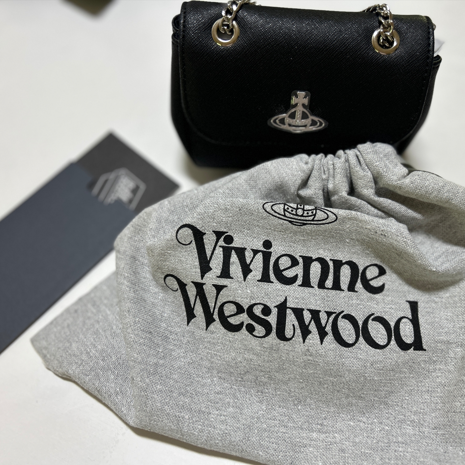 Vivienne Westwood Saffiano Biogreen Small Purse Cross Bag Black 착용 스타일