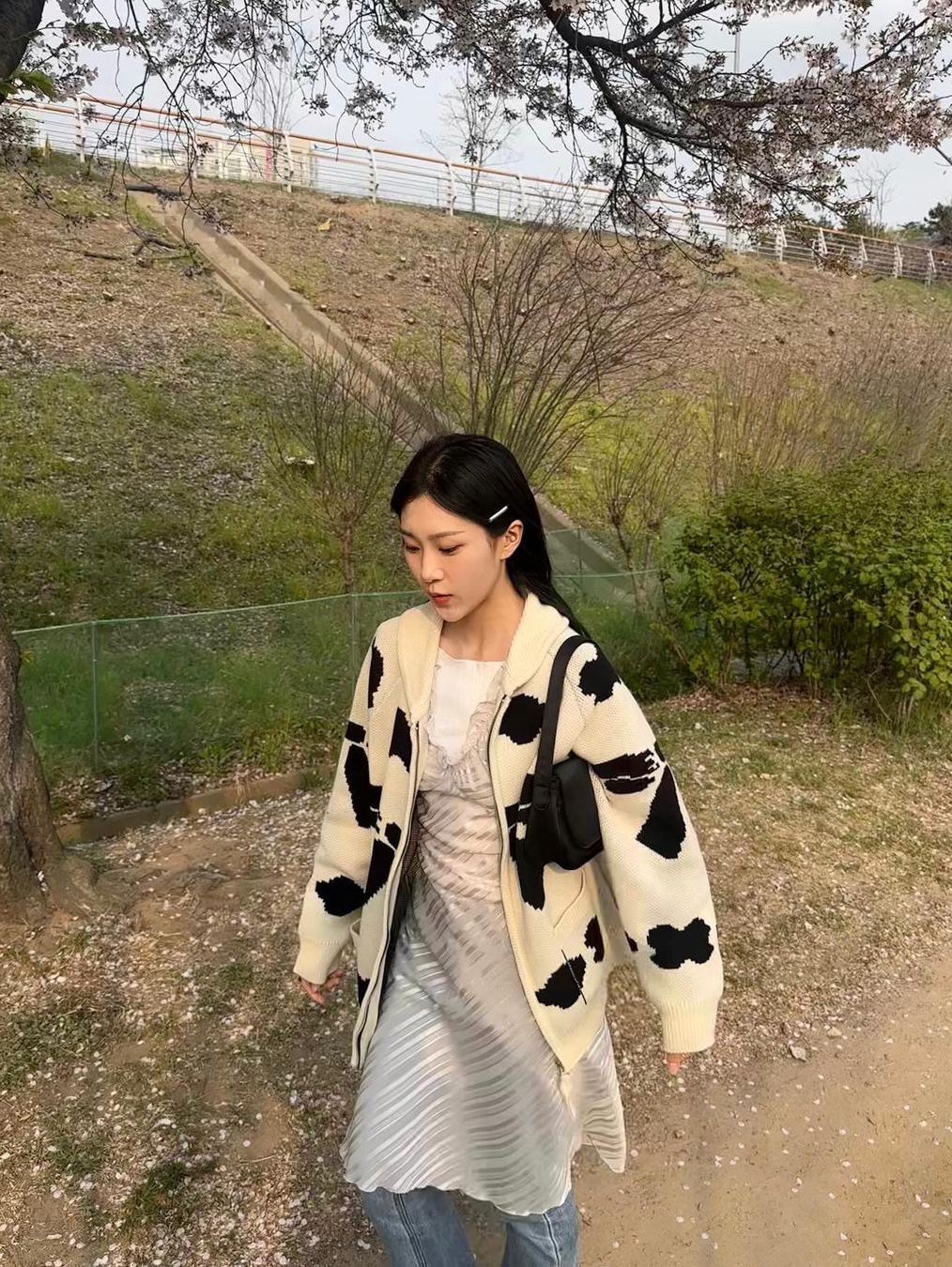 Nieeh Ribbon Zipup Sweater Ivory, Nieeh Ribbon Zipup Sweater Black 착용 스타일
