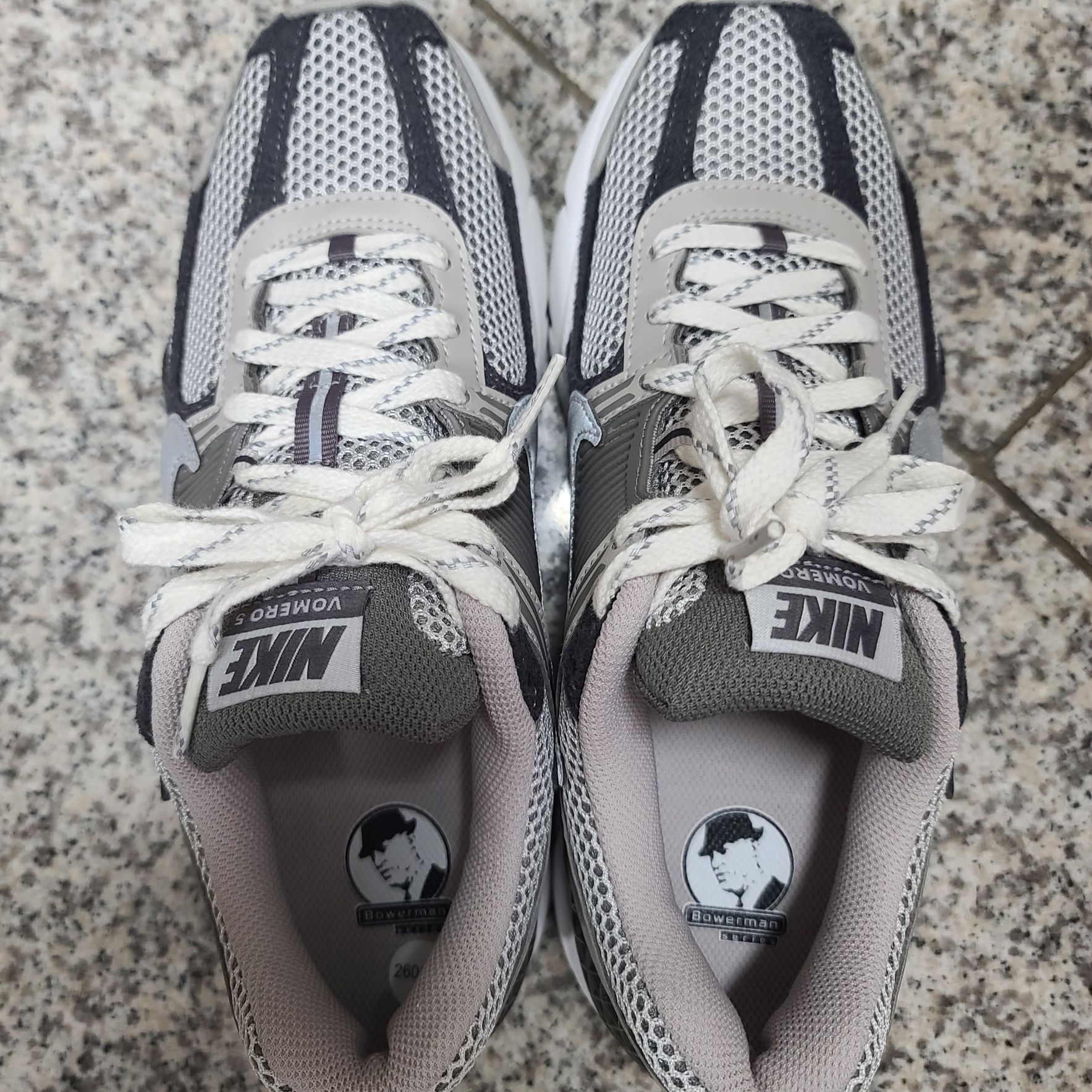 Nike Zoom Vomero 5 PRM Light Iron Ore and Flat Fewter 착용 스타일