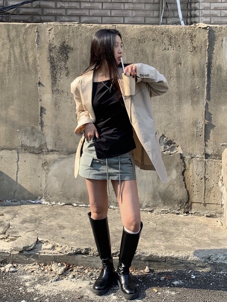 Yunse Women Olive Sleeveless Top Black 착용 스타일 - 1