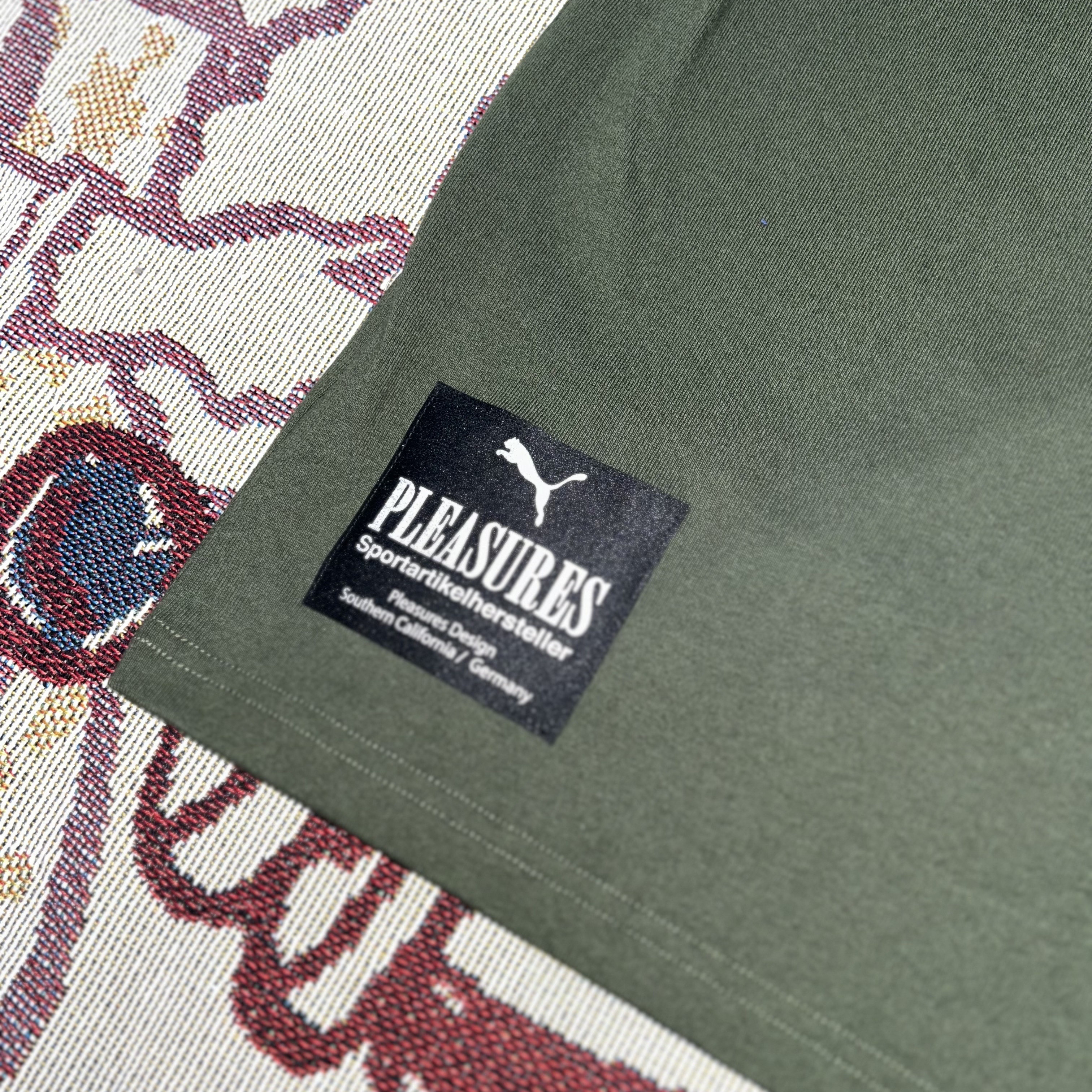 Puma x Pleasures Sun Graphic T-shirt Green 착용 스타일 - 1