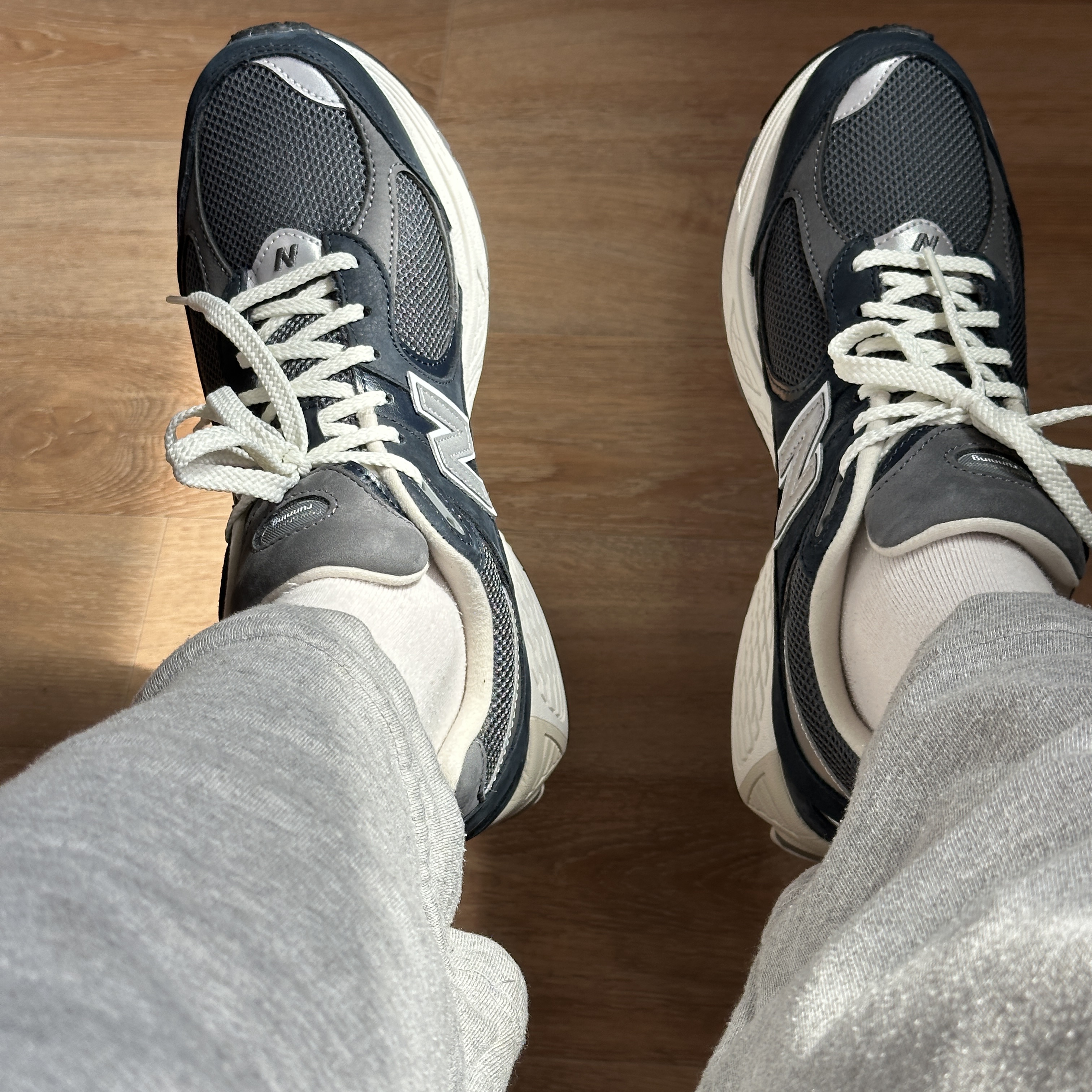 New Balance 2002R Premium Vintage Navy Grey 착용 스타일