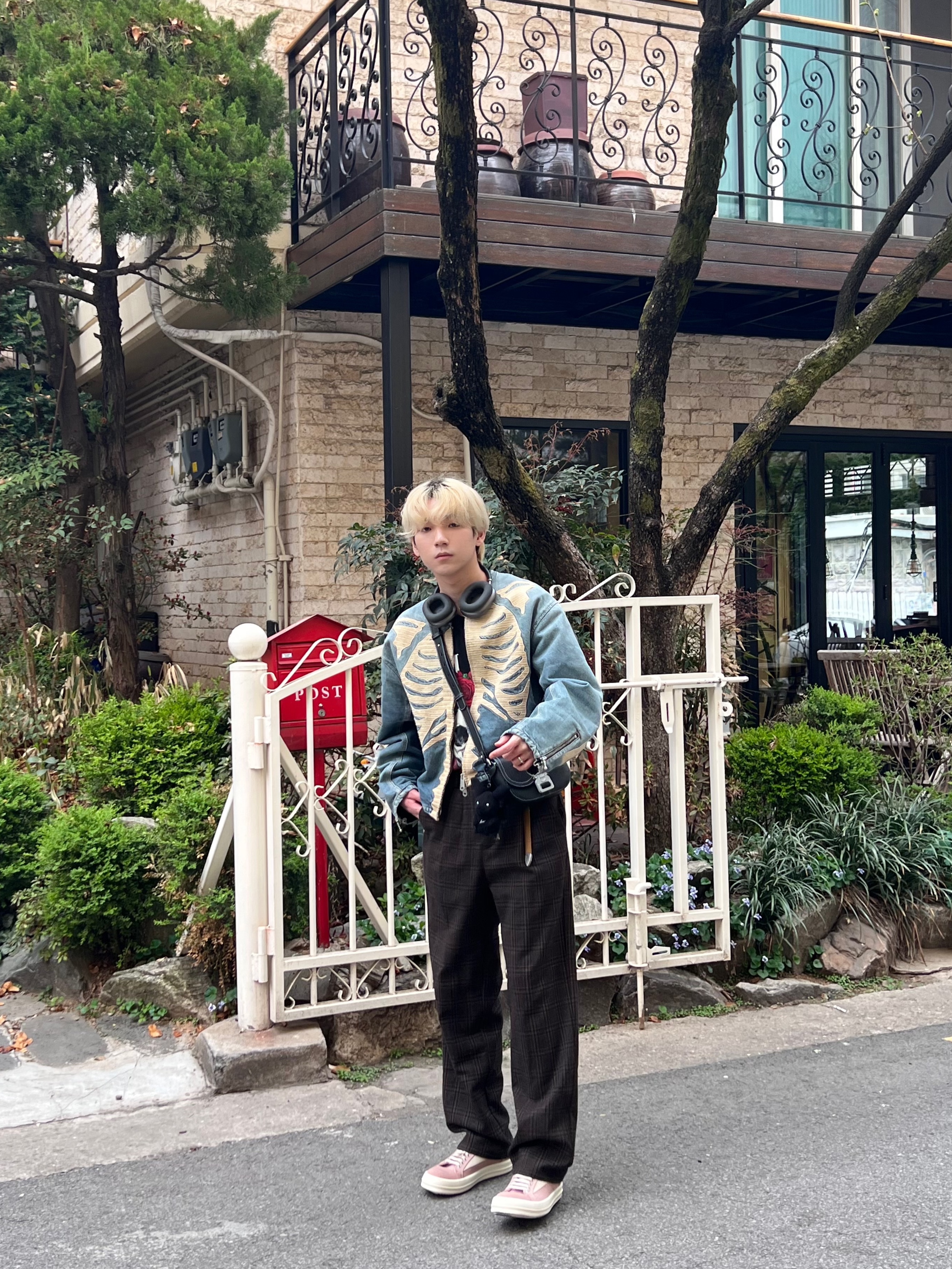 Kapital 14 oz. Black X Black Denim Motocross Bone Jacket Denim, Dior Saddle Pouch with Strap Grained Calfskin Black 착용 스타일 - 3