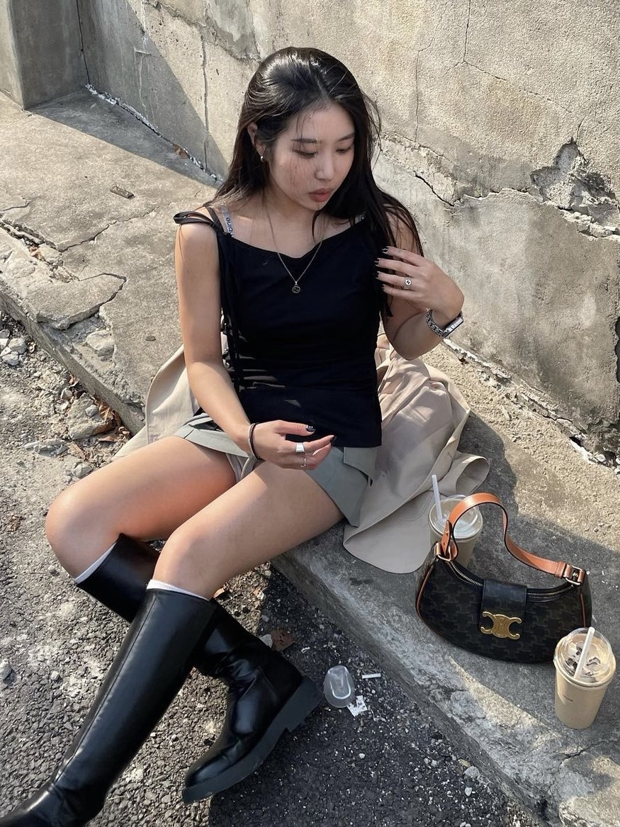 Yunse Women Olive Sleeveless Top Black 착용 스타일 - 2