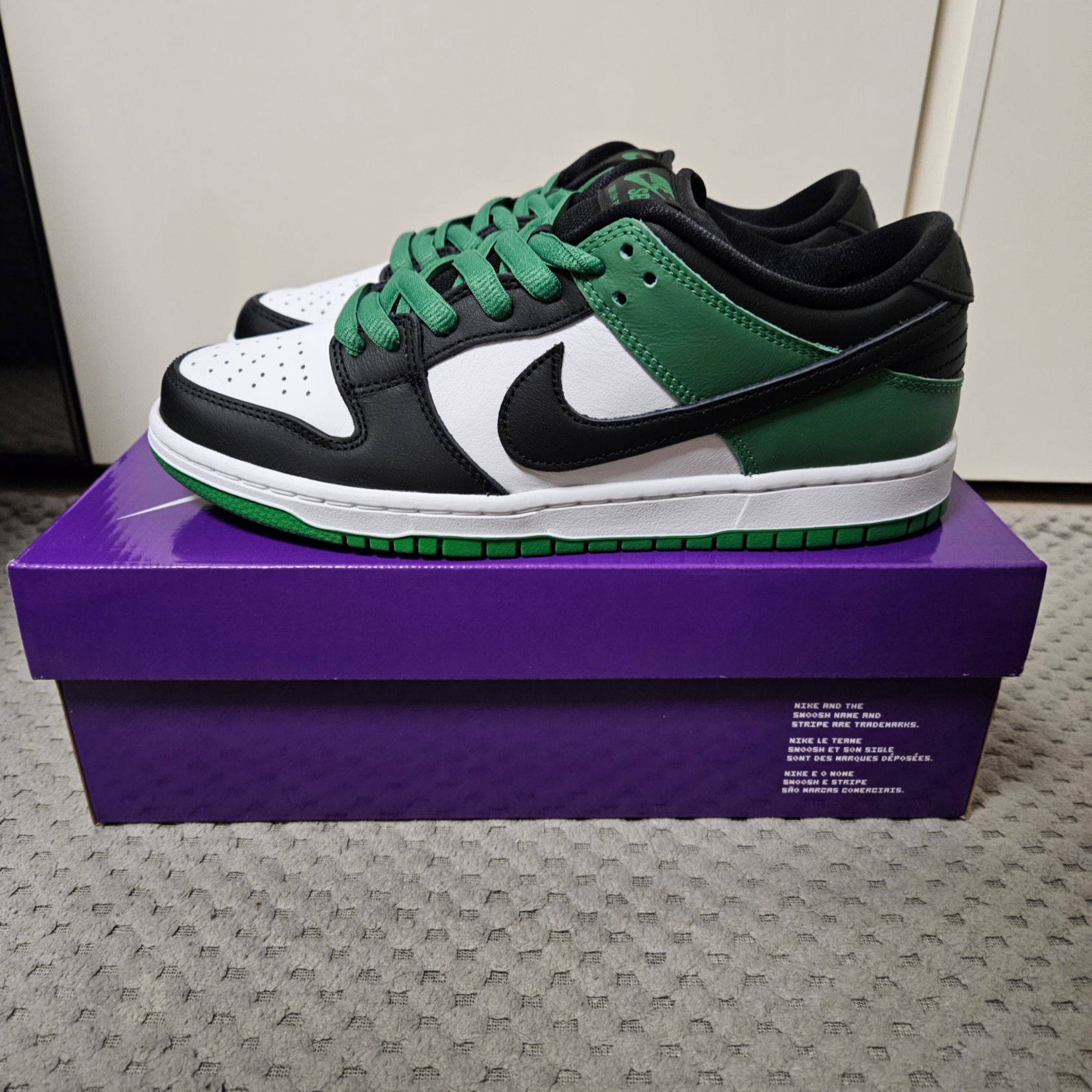 Nike SB Dunk Low Pro Black and Classic Green 착용 스타일 - 2