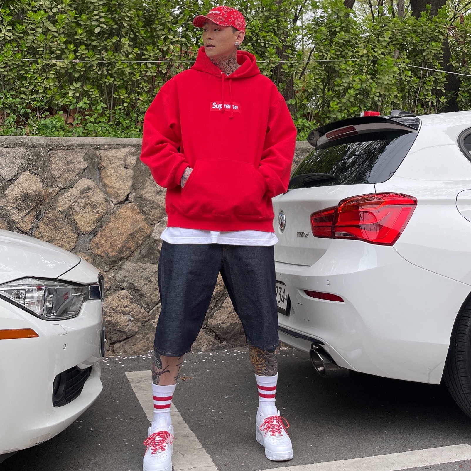 Supreme Bandana Camp Cap Red - 21SS, Supreme Box Logo Hooded Sweatshirt Red - 23FW 착용 스타일 - 1