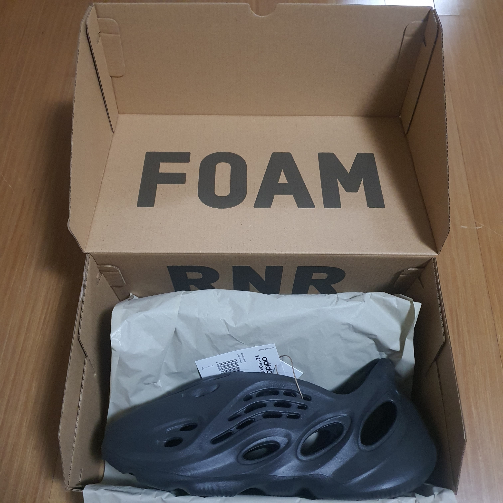 Adidas Yeezy Foam RNNR Onyx 착용 스타일 - 1