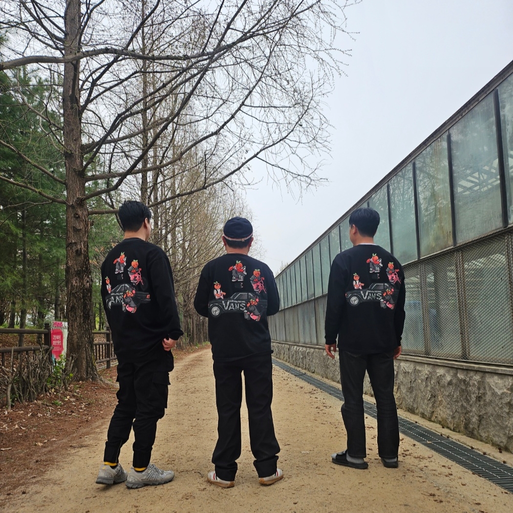 Vans x Peaches. L/S T-Shirt Black, Asics Gel-Sonoma 15-50 Oyster Grey 착용 스타일