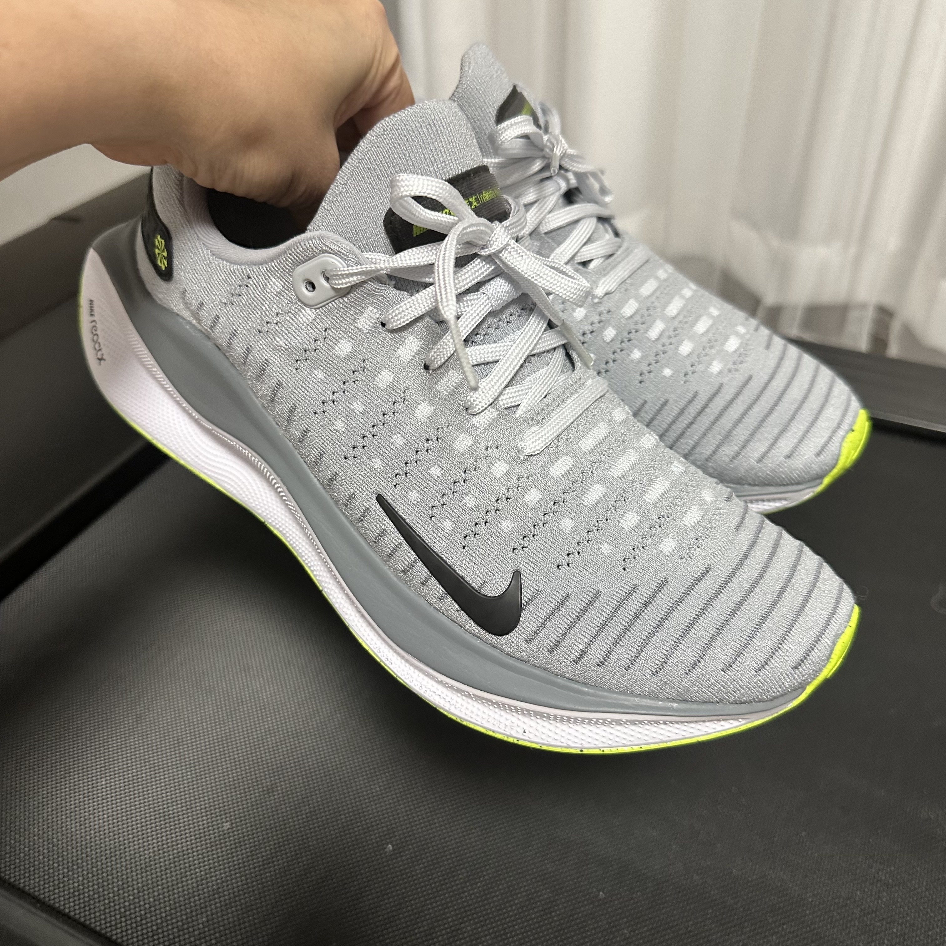 Nike ReactX Infinity Run 4 Wolf Grey Black 착용 스타일 - 3