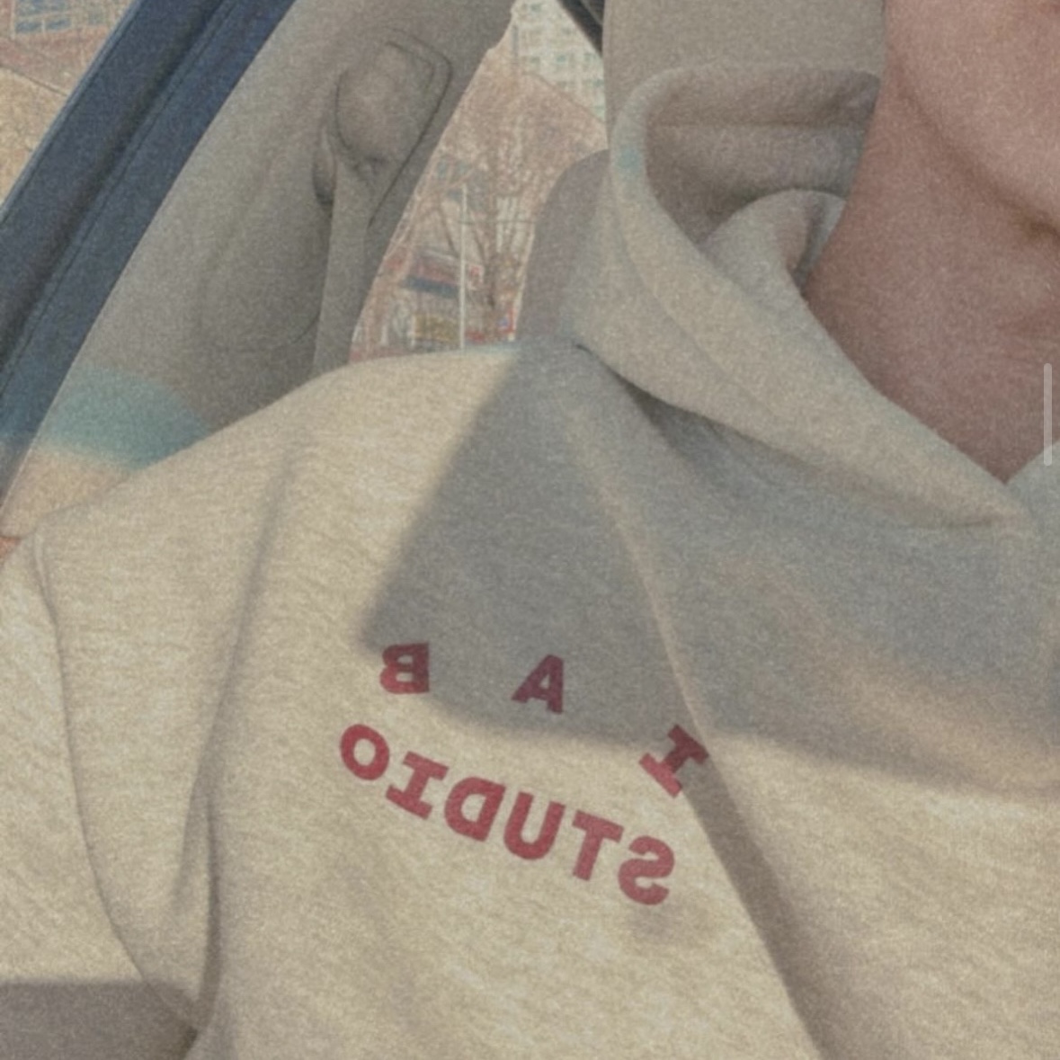 IAB Studio Hoodie Oatmeal Burgundy, Gentle Monster x Maison Margiela MM010S Clear Black Gradient 착용 스타일 - 3