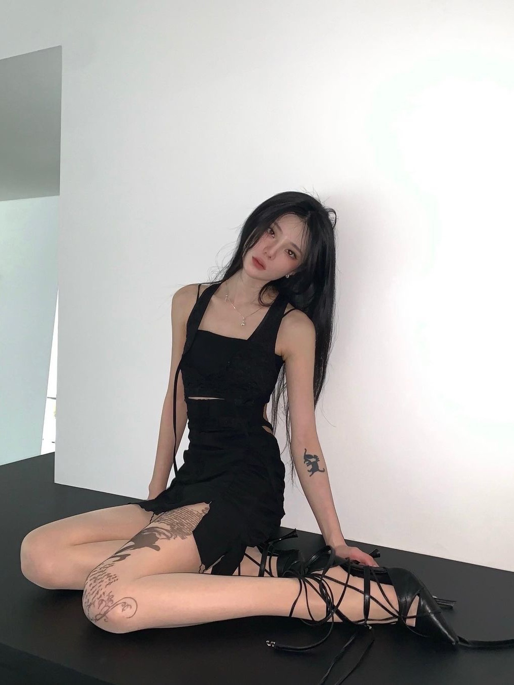 [KREAM 단독] Bonnae Women Cross Cut Out Dress Black, [KREAM 단독] Bonnae Women Cross Cut Out Dress White 착용 스타일