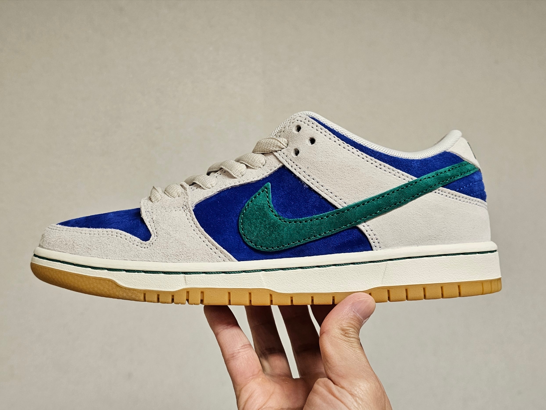 Nike SB Dunk Low Pro Phantom and Hyper Royal 착용 스타일